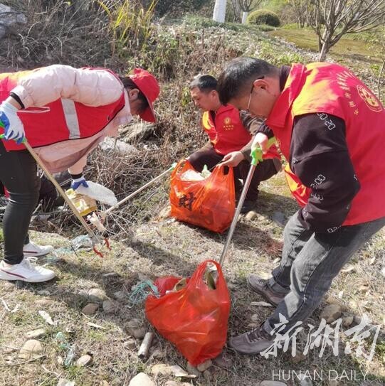 临湘：“3.5”学雷锋日“守护好一江碧水”志愿服务在行动