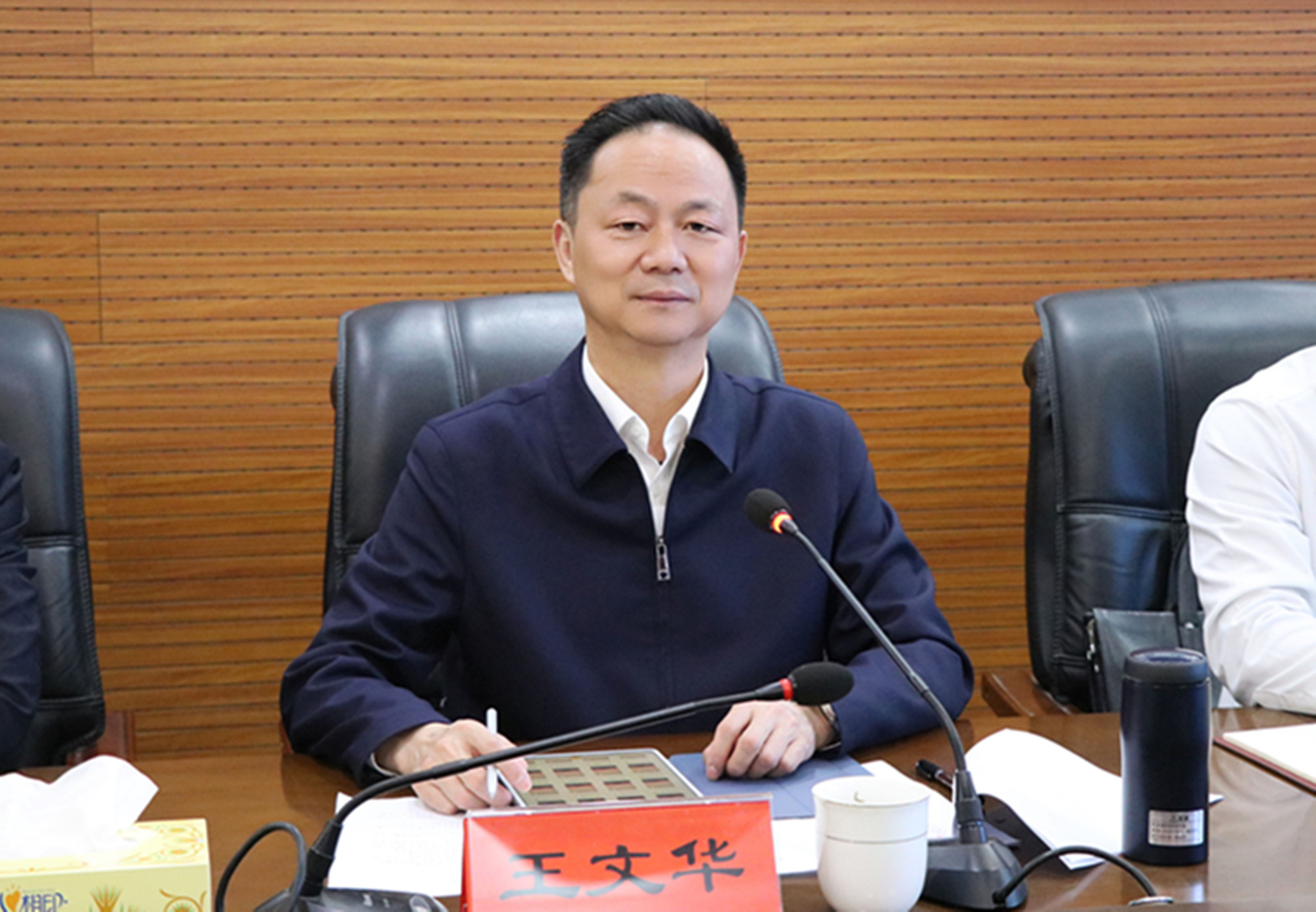 3.31书记市长 四川久远投资控股集团及利尔化学来临考察(2)_副本.jpg 3.31书记市长 四川久远投资控股集团及利尔化学来临考察(2)_副本.jpg