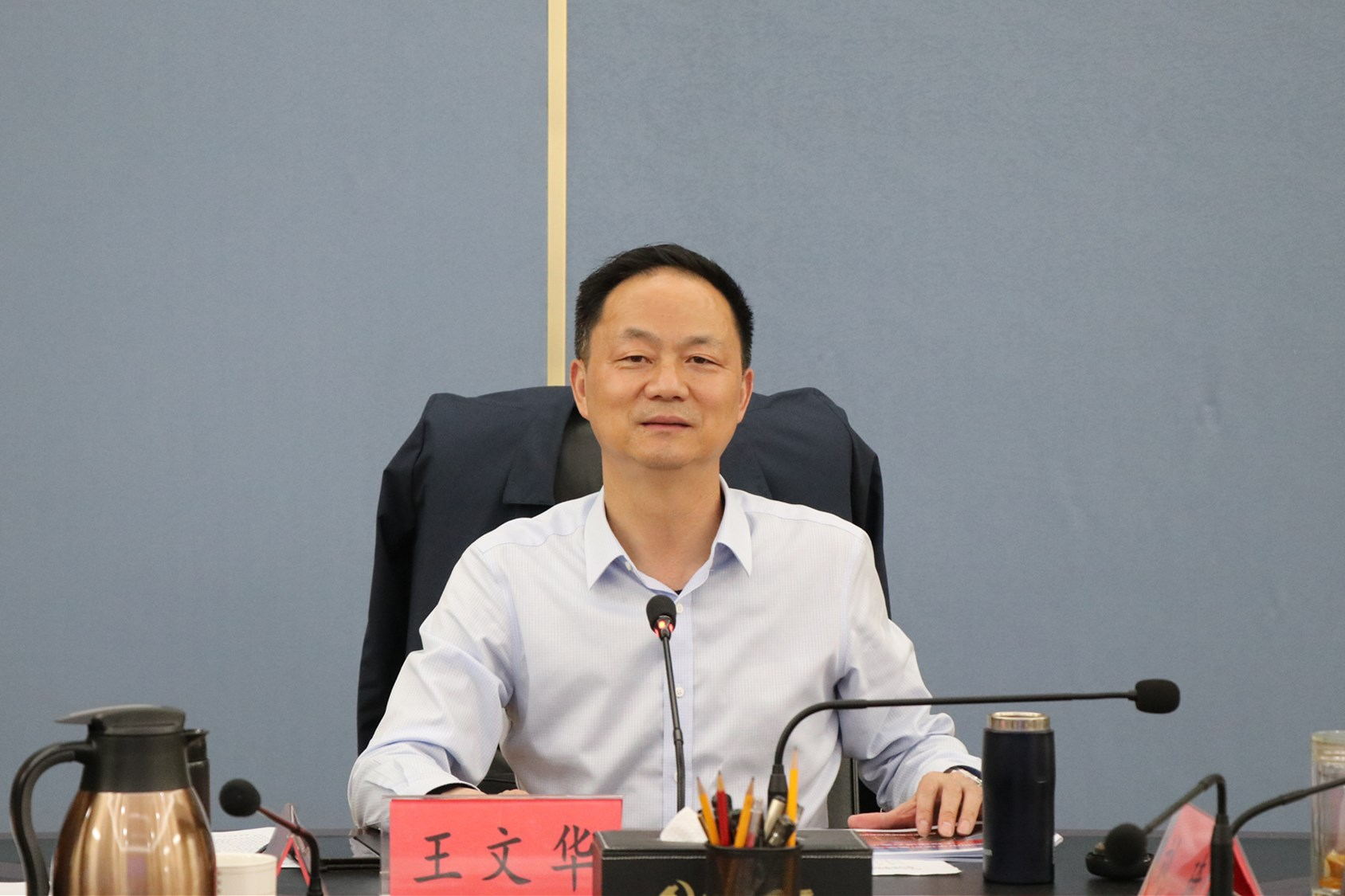 王文华主持召开G4京港澳高速城区段整体南移和G107羊楼司至季台坡段升级改造会商会 刘琦出席2.jpg