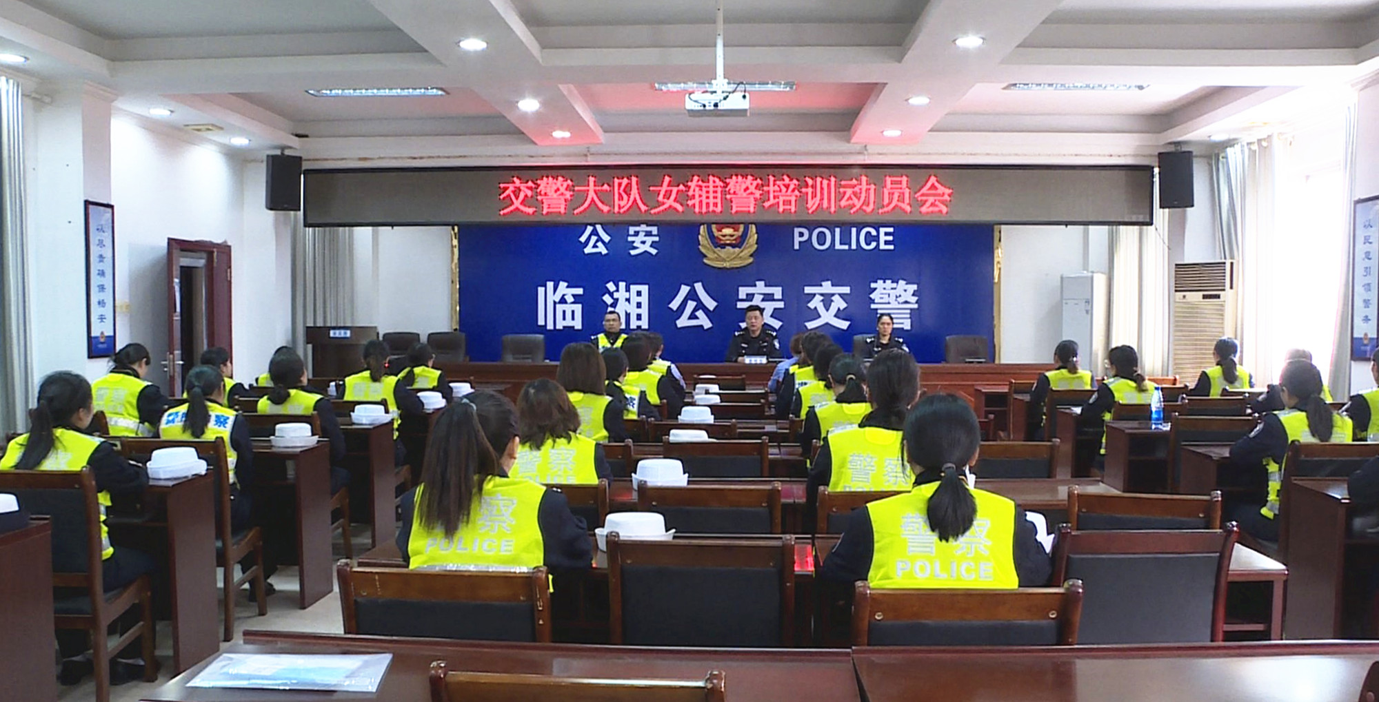 女交警上岗培训008_副本.jpg