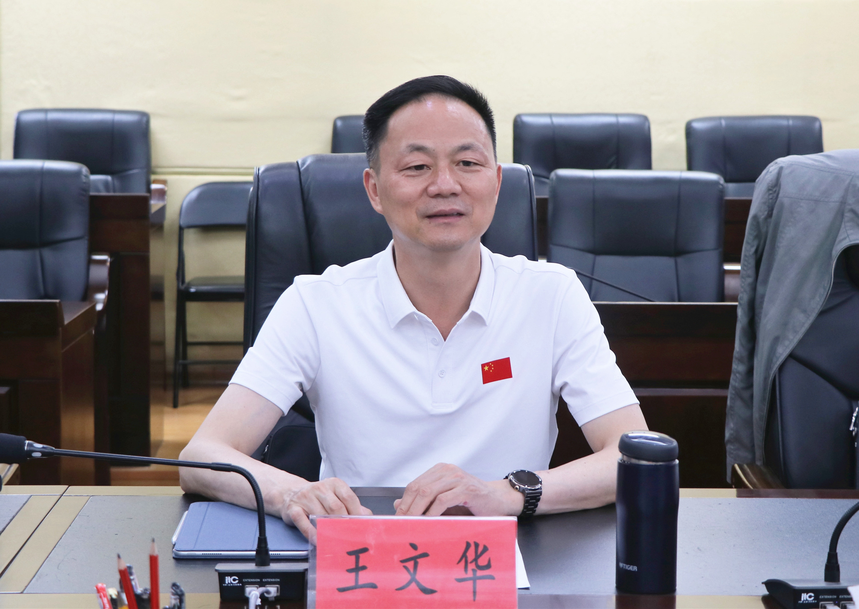 书记与客商洽谈1_副本.jpg