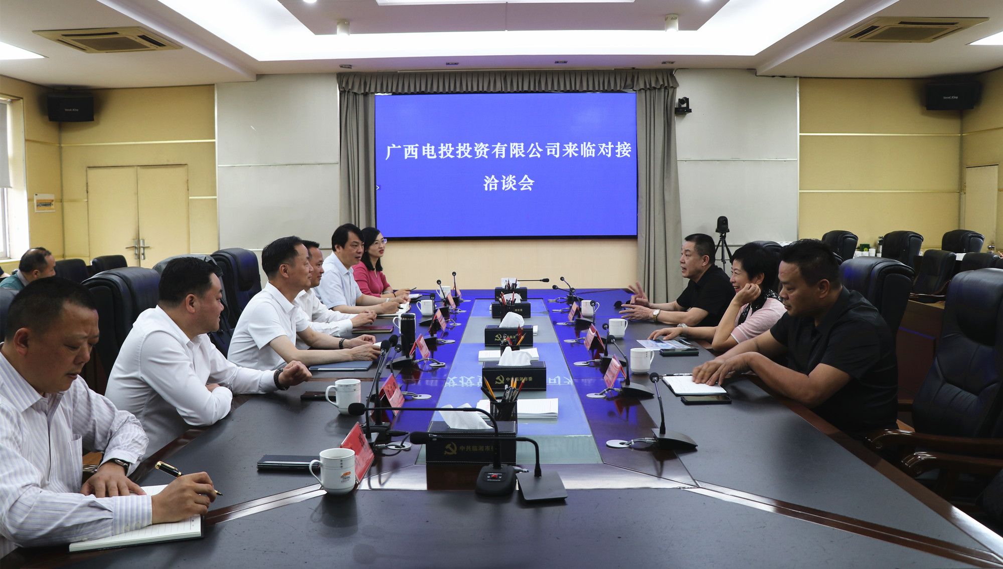 书记与客商洽谈2_副本.jpg