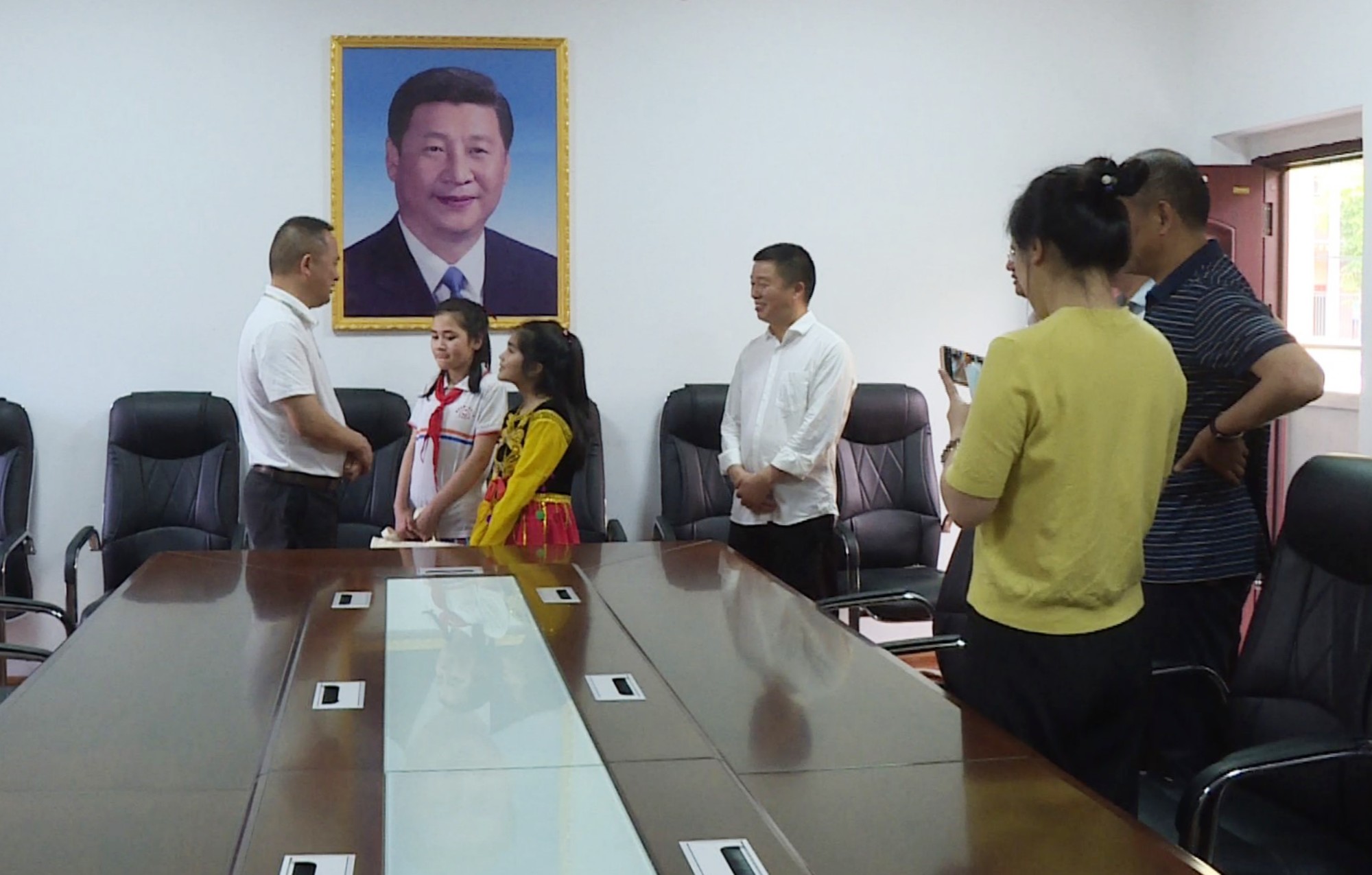 易兴建慰问民族学生_副本.jpg 易兴建慰问民族学生_副本.jpg