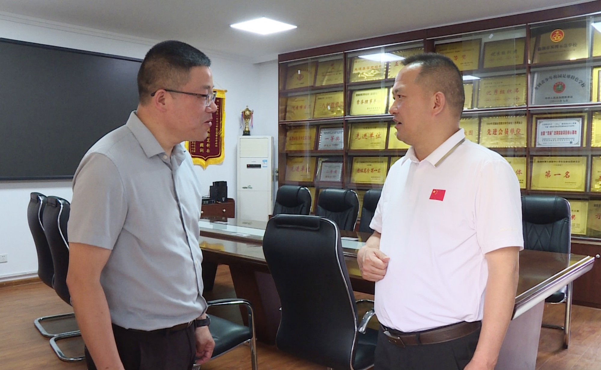 易兴建慰问民族学生003_副本.jpg 易兴建慰问民族学生003_副本.jpg