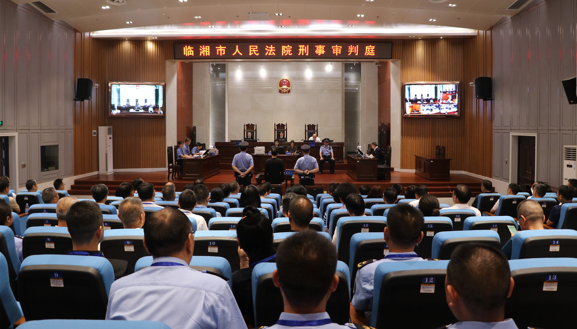 书记市长法院活动1_副本.jpg 书记市长法院活动1_副本.jpg