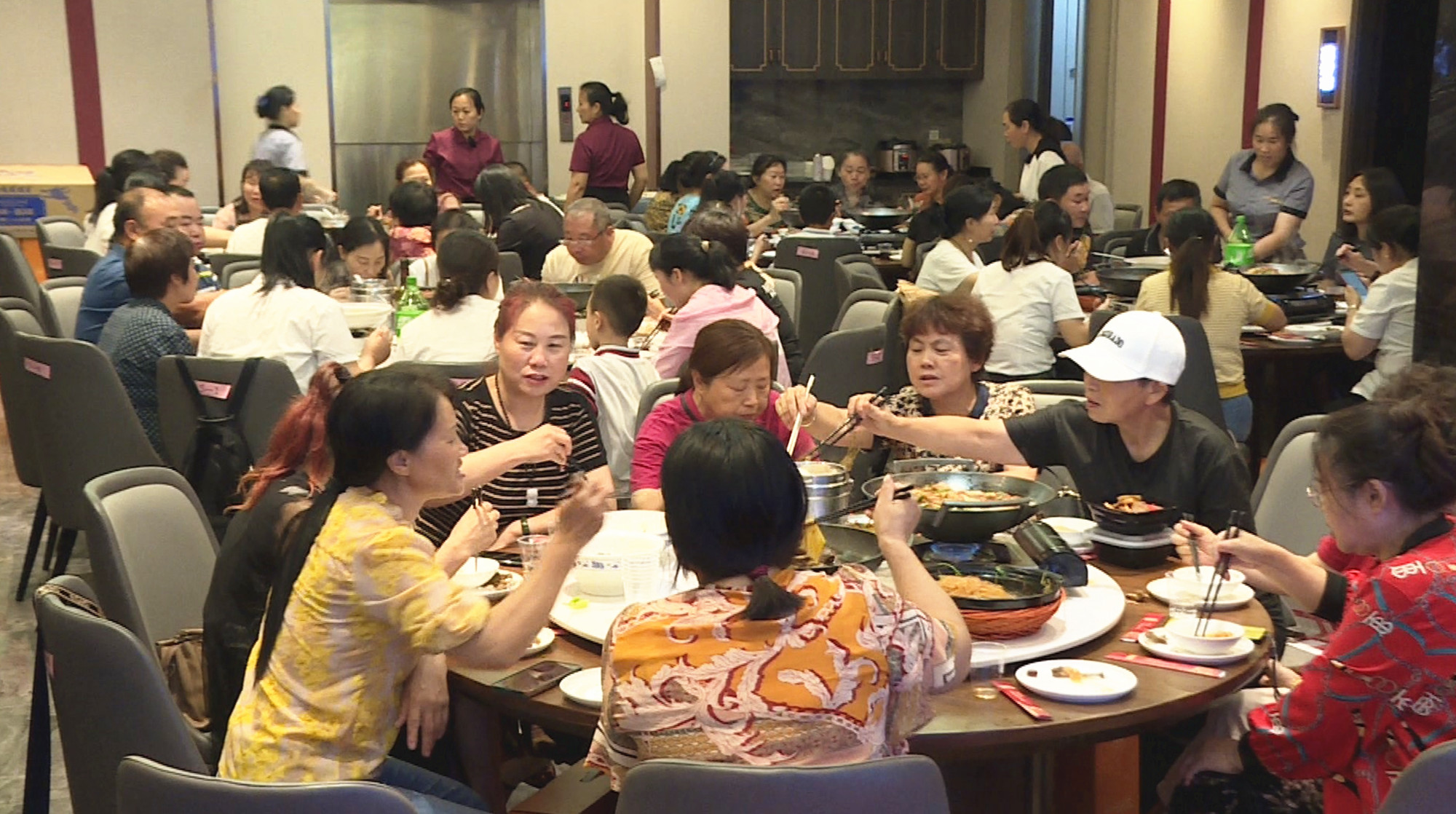 0625我市“夜经济”升温 餐饮业更具活力2.jpg 0625我市“夜经济”升温 餐饮业更具活力2.jpg