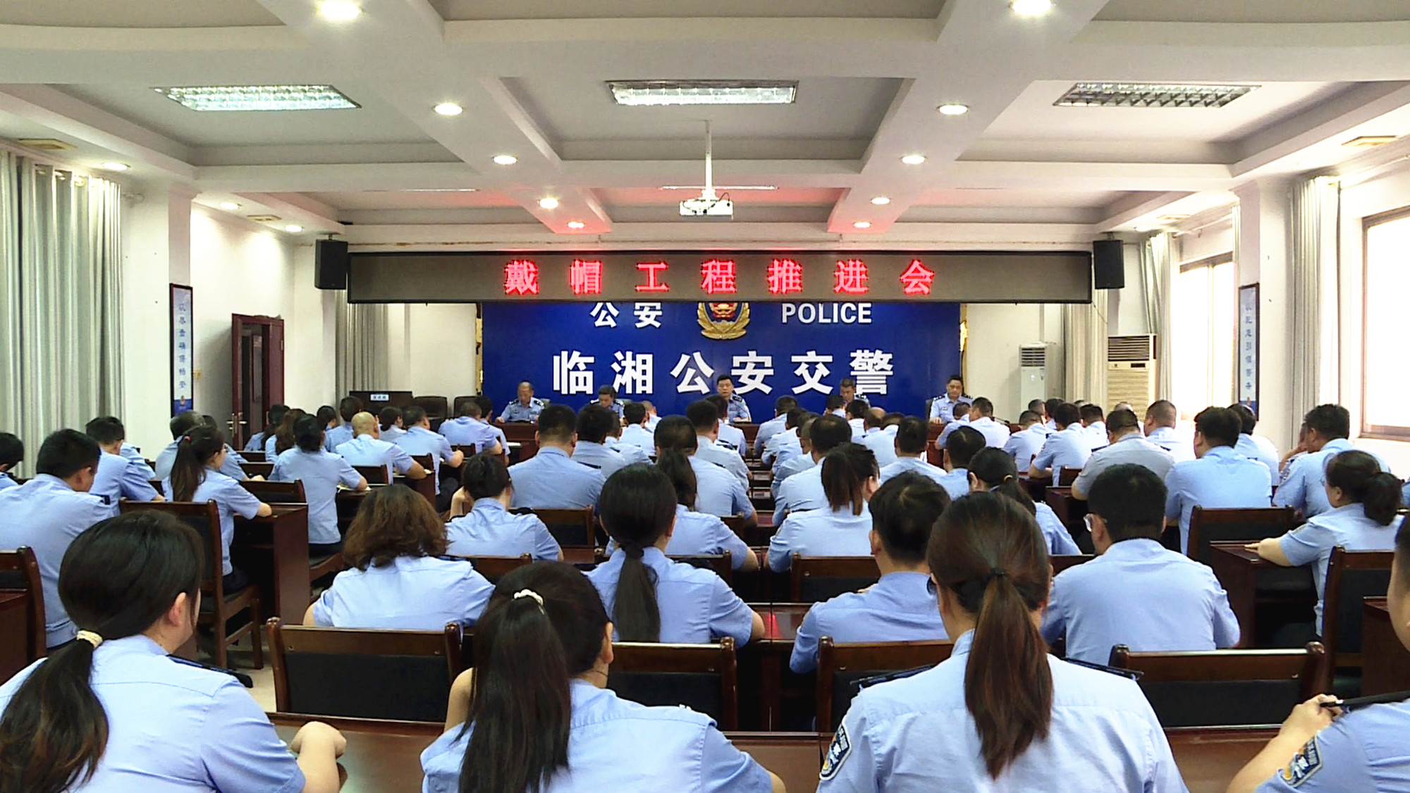 交警_副本.jpg 交警_副本.jpg