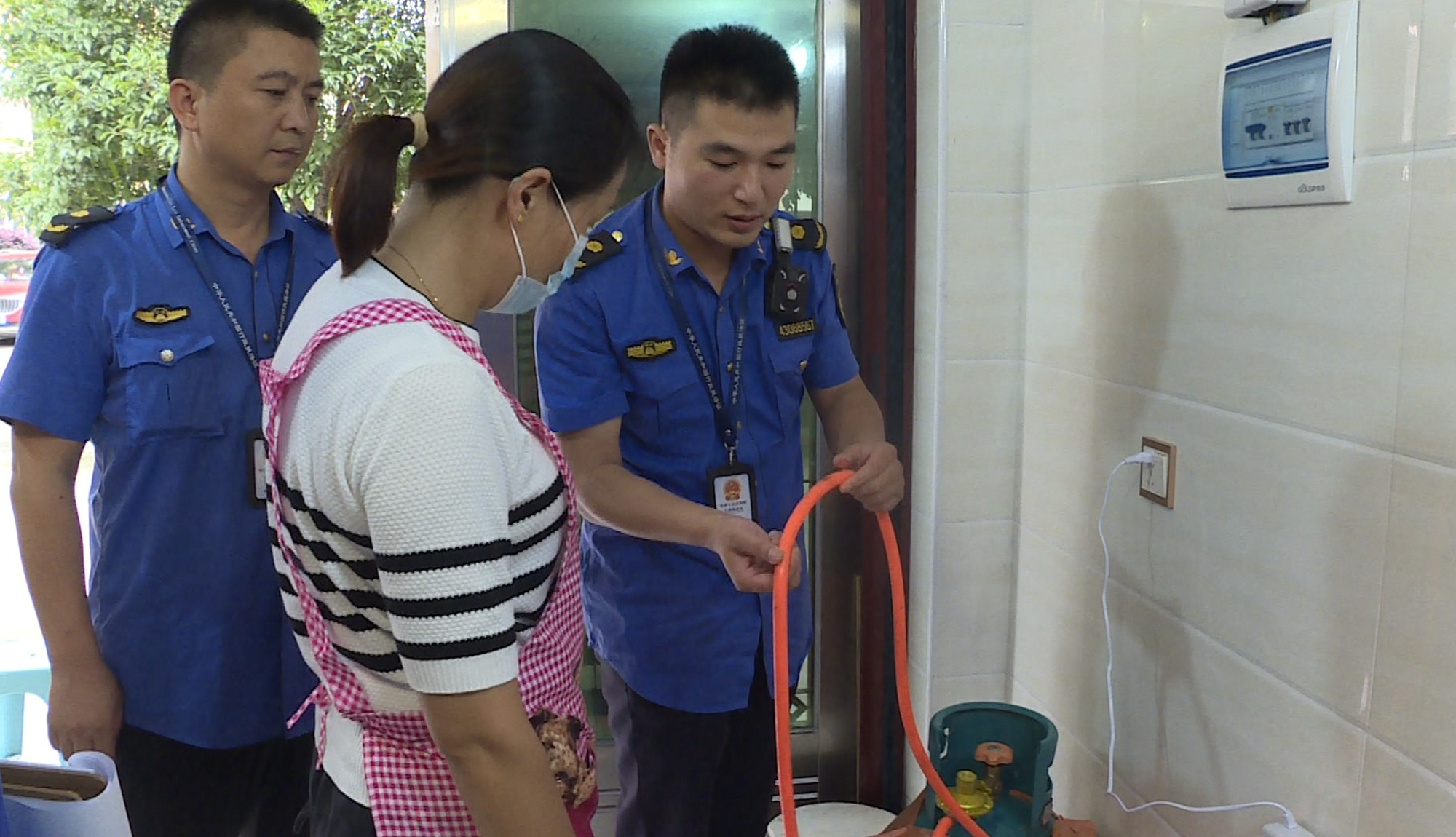 城管燃气安全002_副本.jpg 城管燃气安全002_副本.jpg