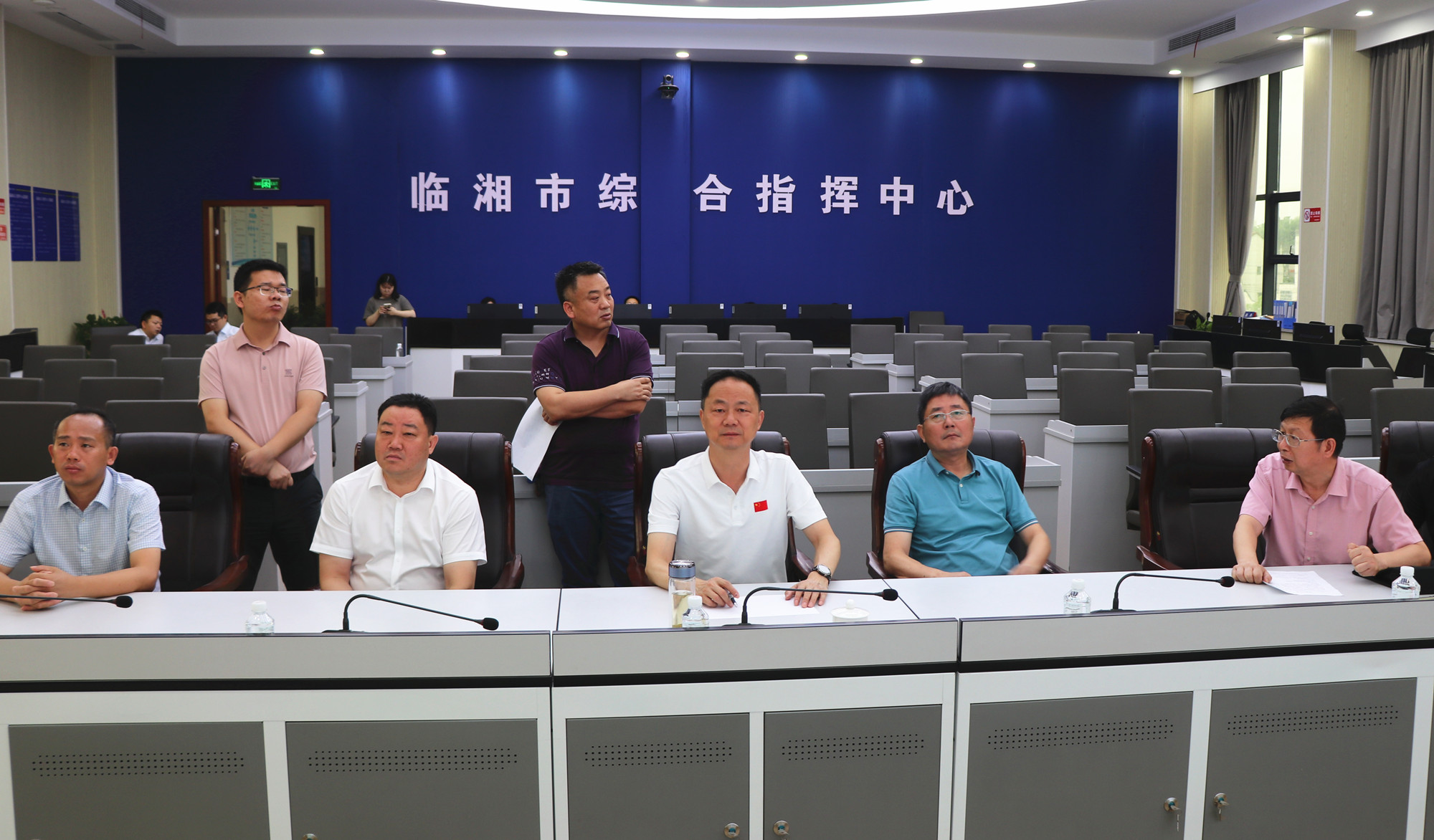 6.30书记查看雨情工作2_副本.jpg 6.30书记查看雨情工作2_副本.jpg