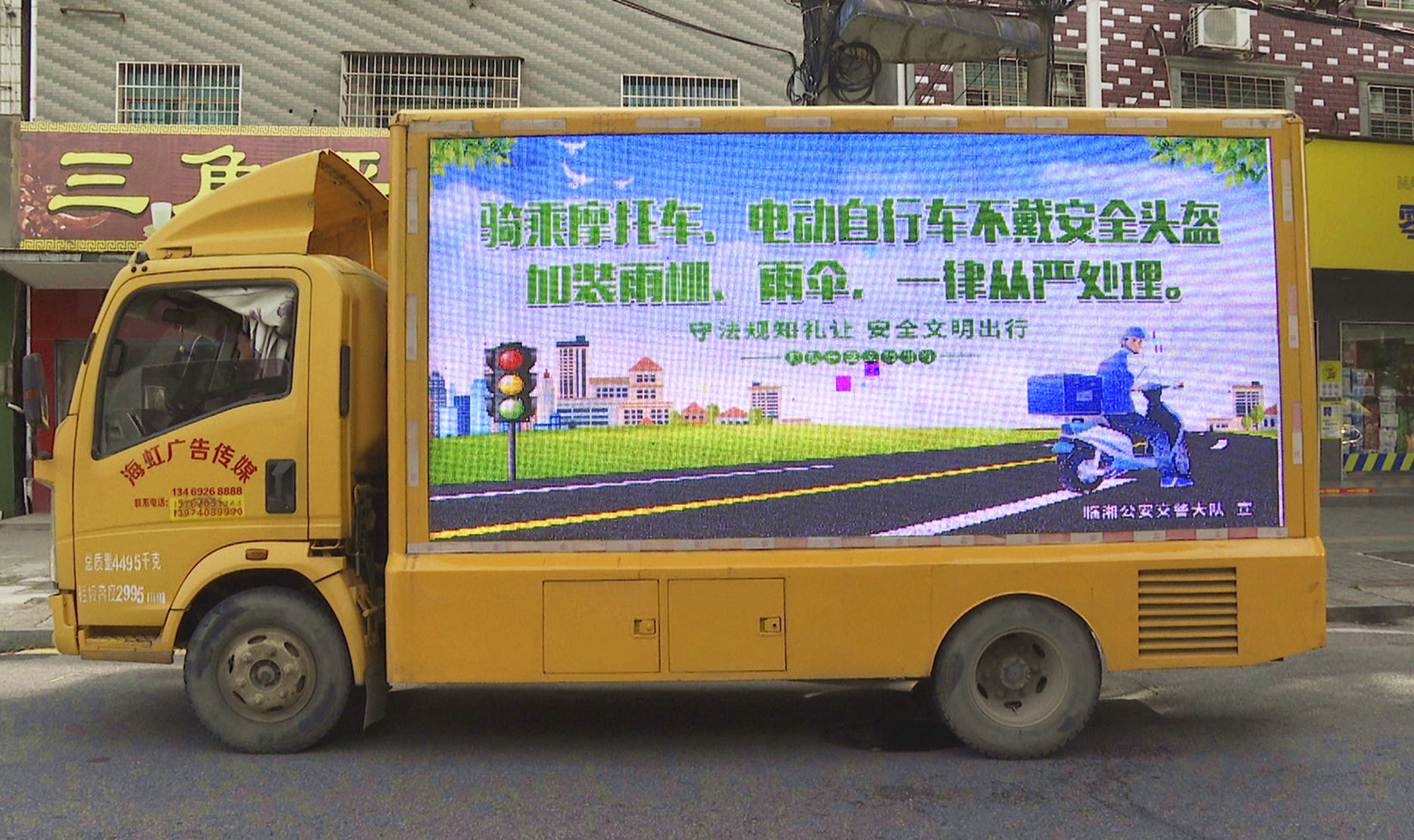 戴帽行动2_副本.jpg 戴帽行动2_副本.jpg