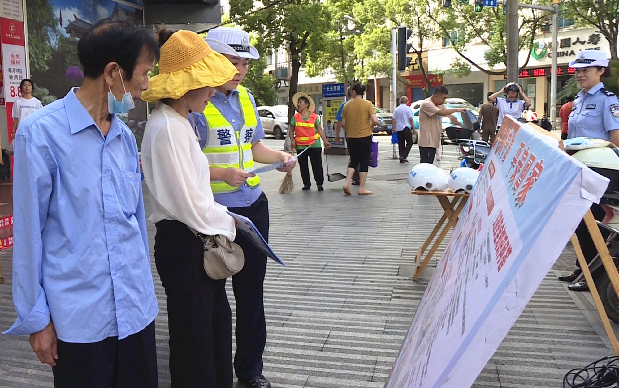 戴帽集中宣传6_副本.jpg 戴帽集中宣传6_副本.jpg