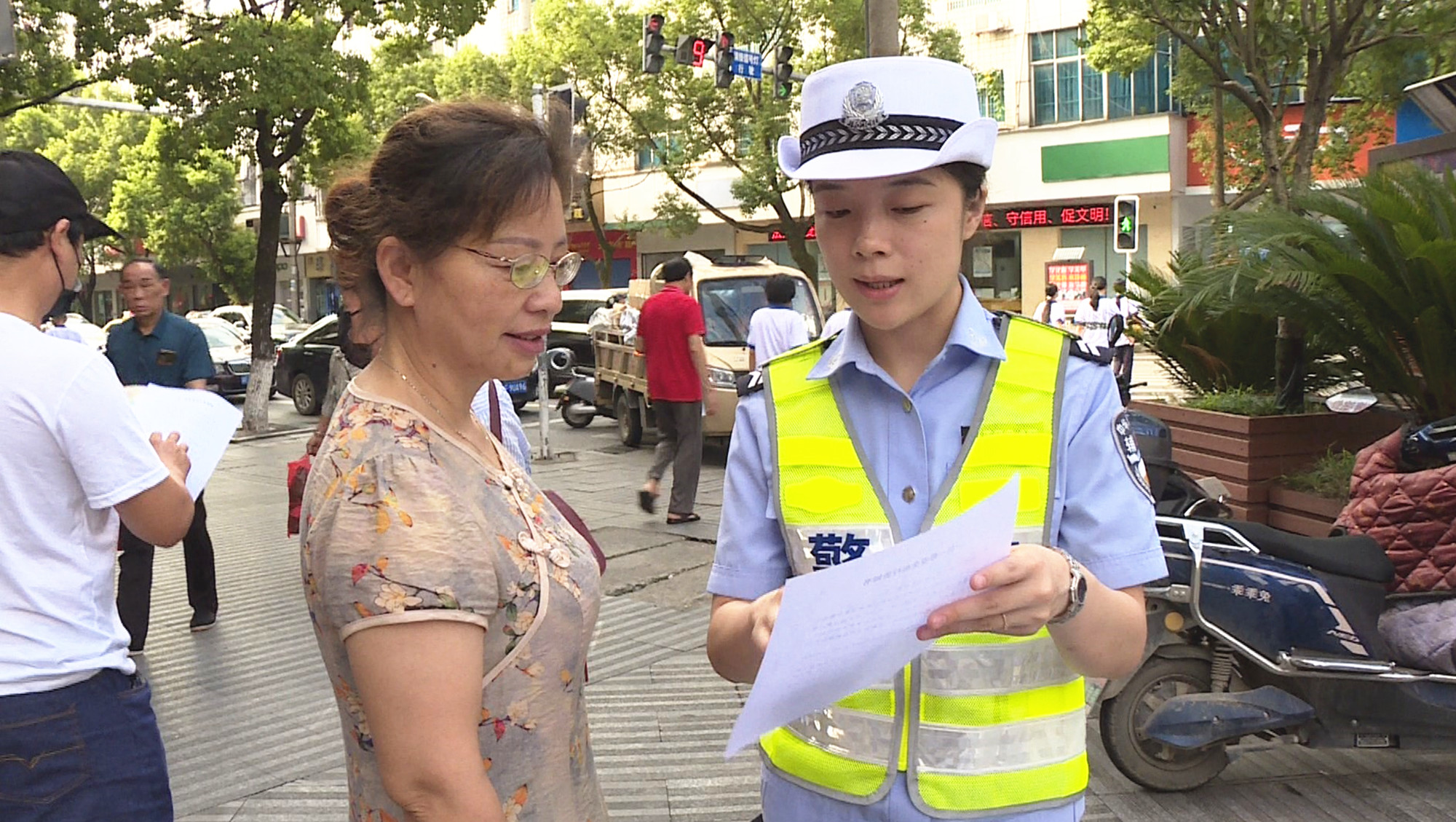 戴帽集中宣传4_副本.jpg 戴帽集中宣传4_副本.jpg