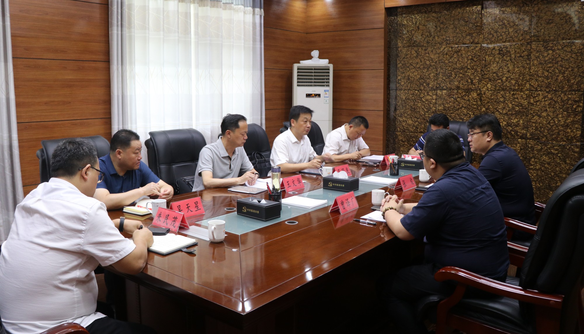 书记洽谈.jpg 书记洽谈.jpg