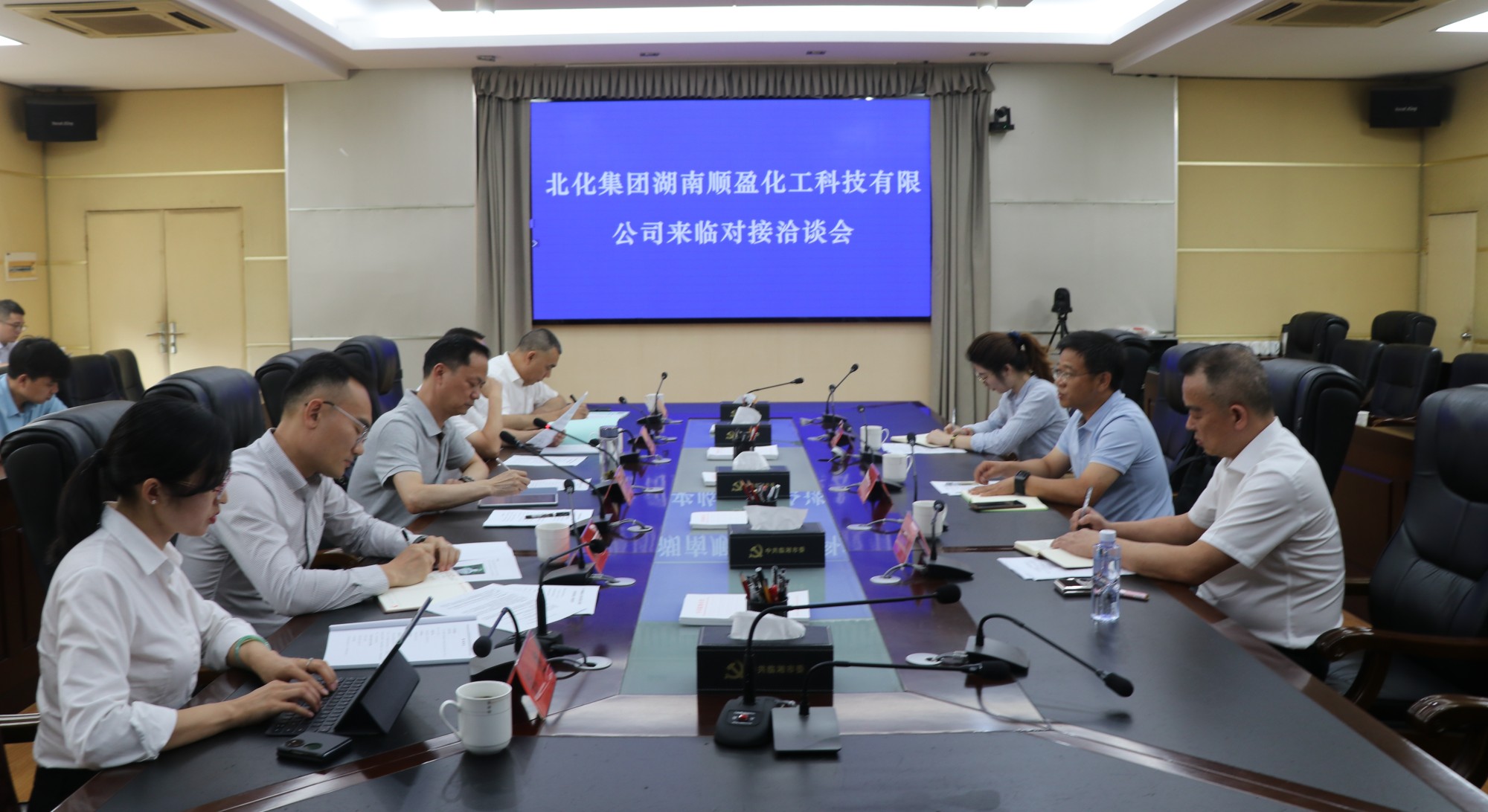 书记洽谈.jpg 书记洽谈.jpg