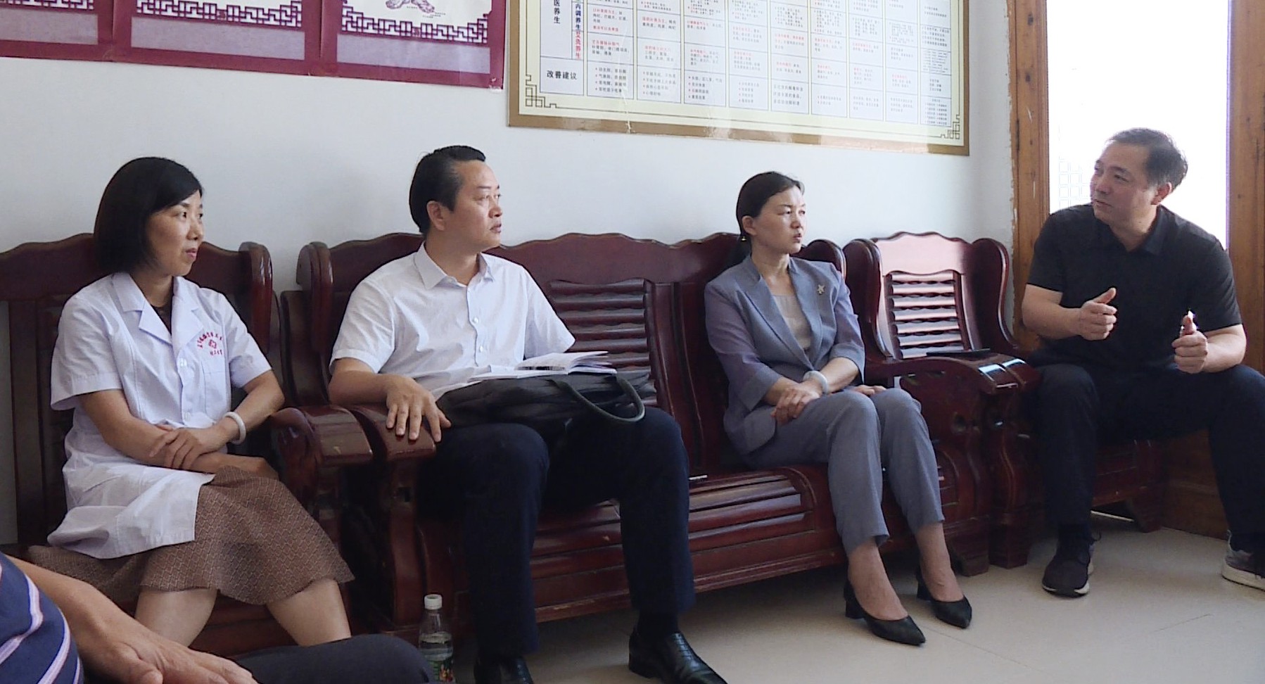 黄伟雄慰问最美医生003_副本.jpg 黄伟雄慰问最美医生003_副本.jpg