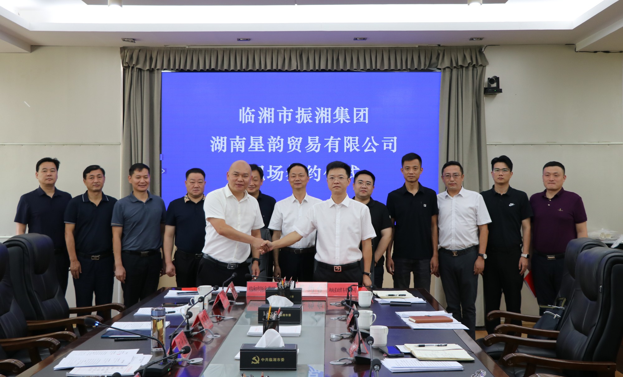 书记签约.jpg1.jpg