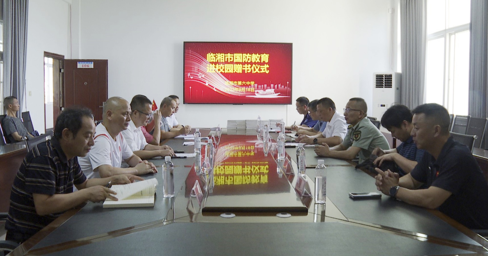 国防教育进校园赠书011_副本.jpg