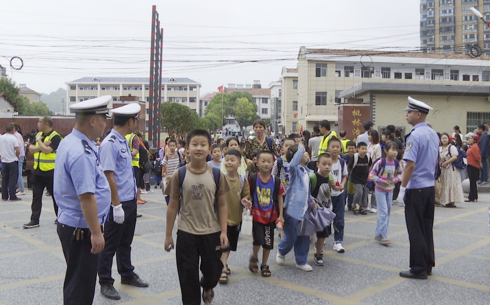 校园周边戴帽工程005_副本.jpg 校园周边戴帽工程005_副本.jpg