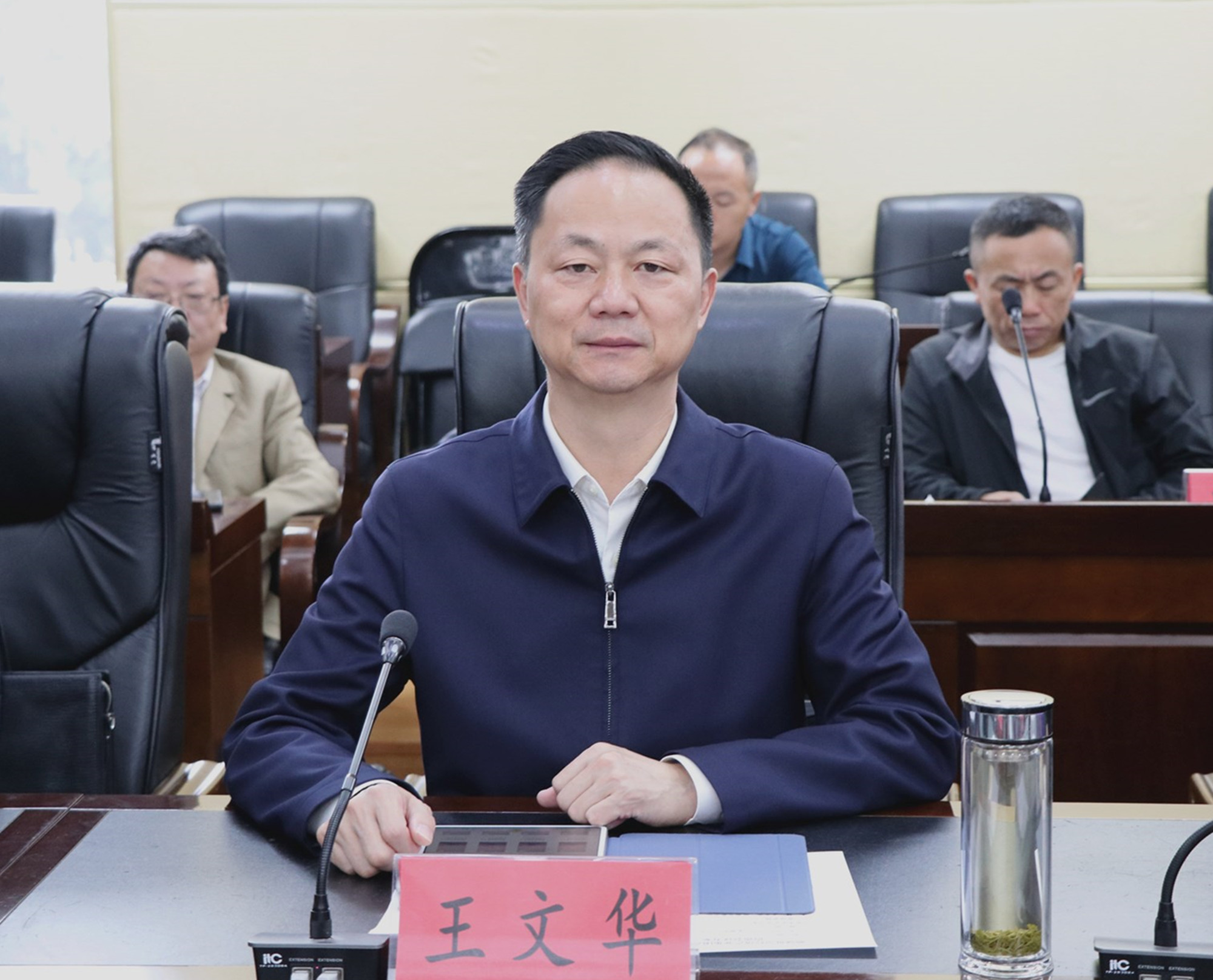 10.12书记市长 与客商洽谈 1_副本.jpg