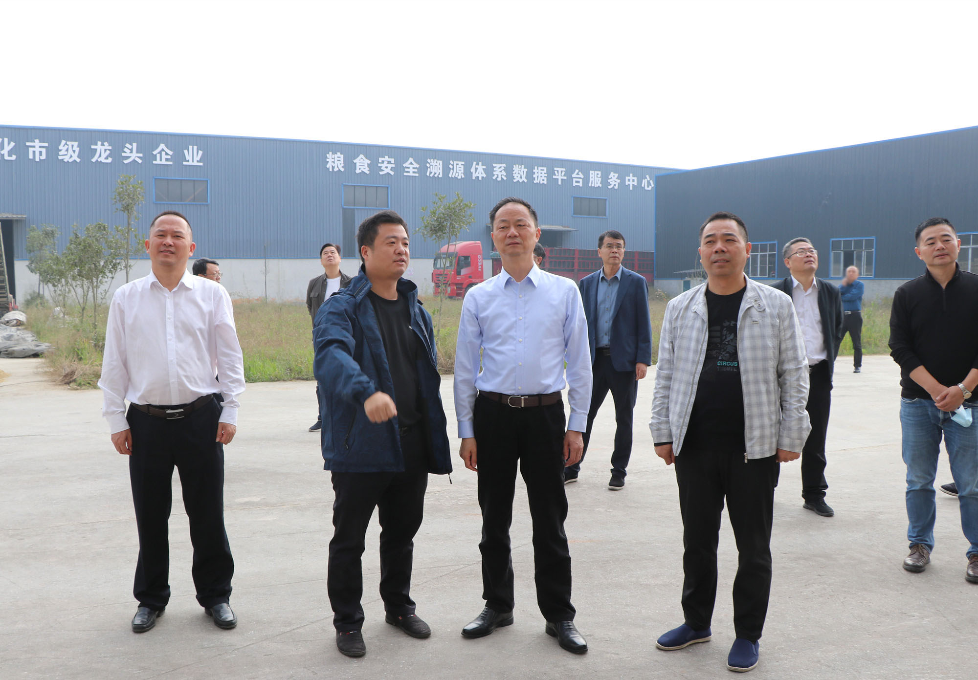 10.13书记调研和美乡村3_副本2.jpg 10.13书记调研和美乡村3_副本2.jpg