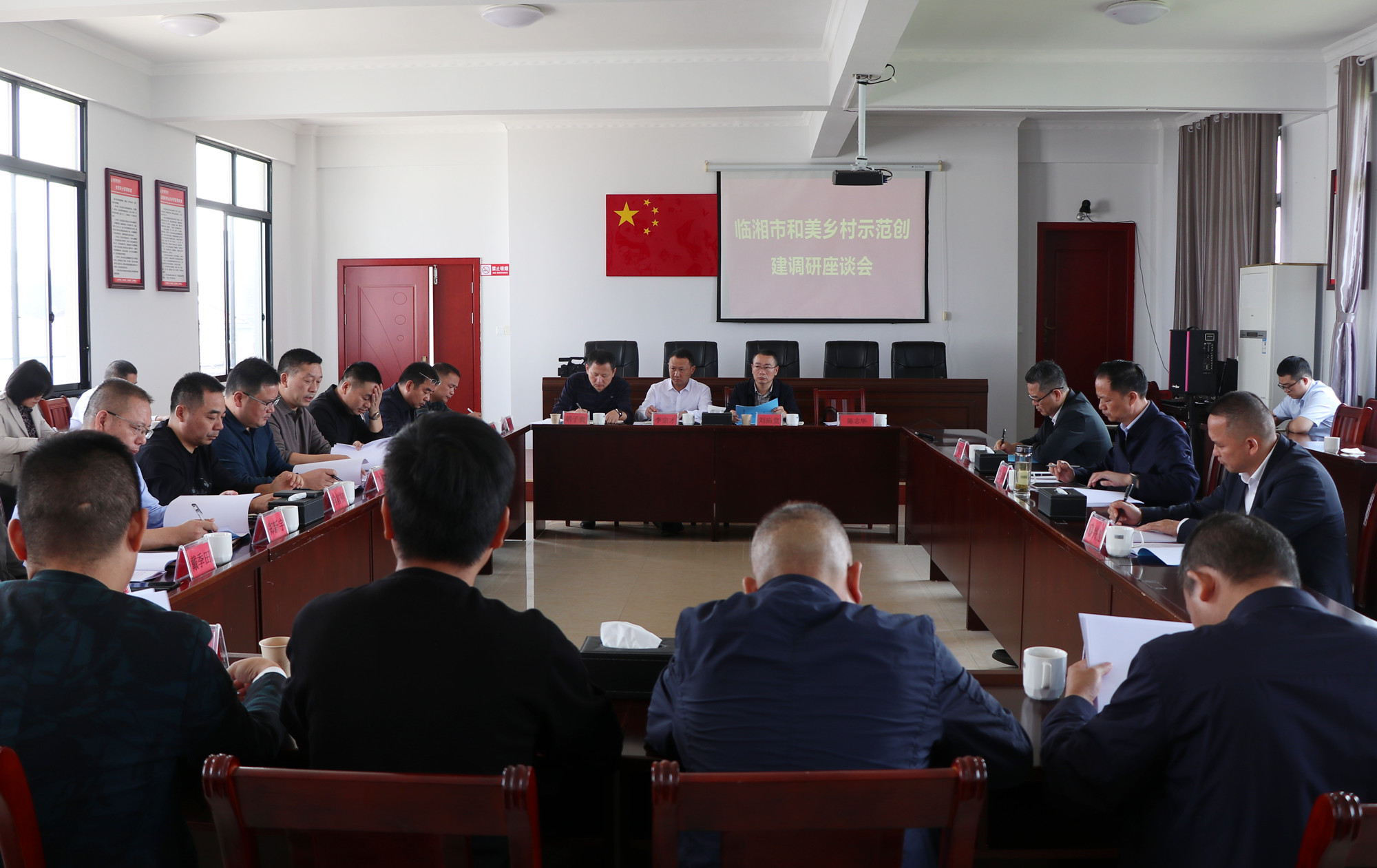 10.13书记调研和美乡村_副本.jpg 10.13书记调研和美乡村_副本.jpg