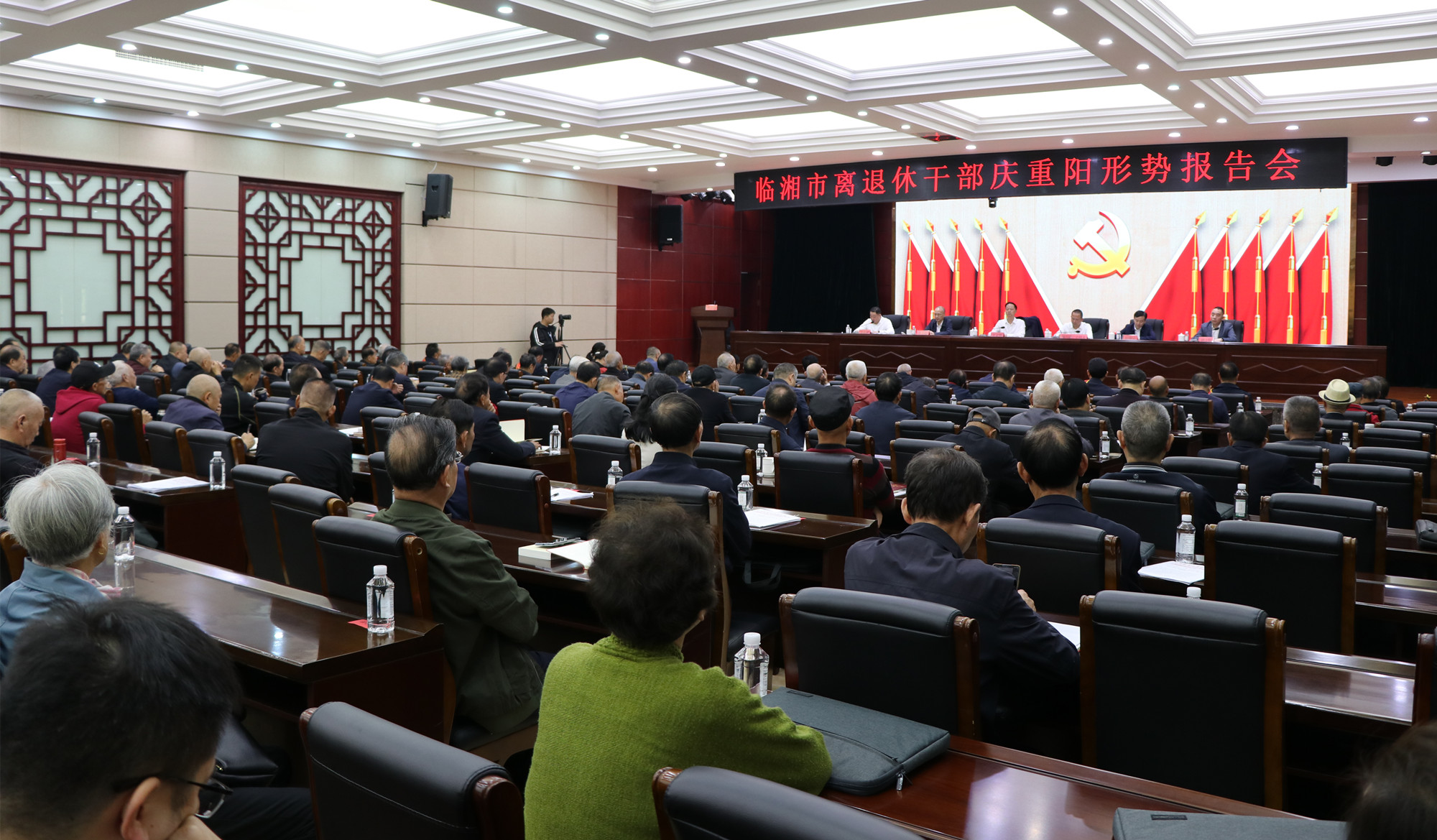 10.23书记 离退休干部庆重阳形势报告会_副本.jpg 10.23书记 离退休干部庆重阳形势报告会_副本.jpg