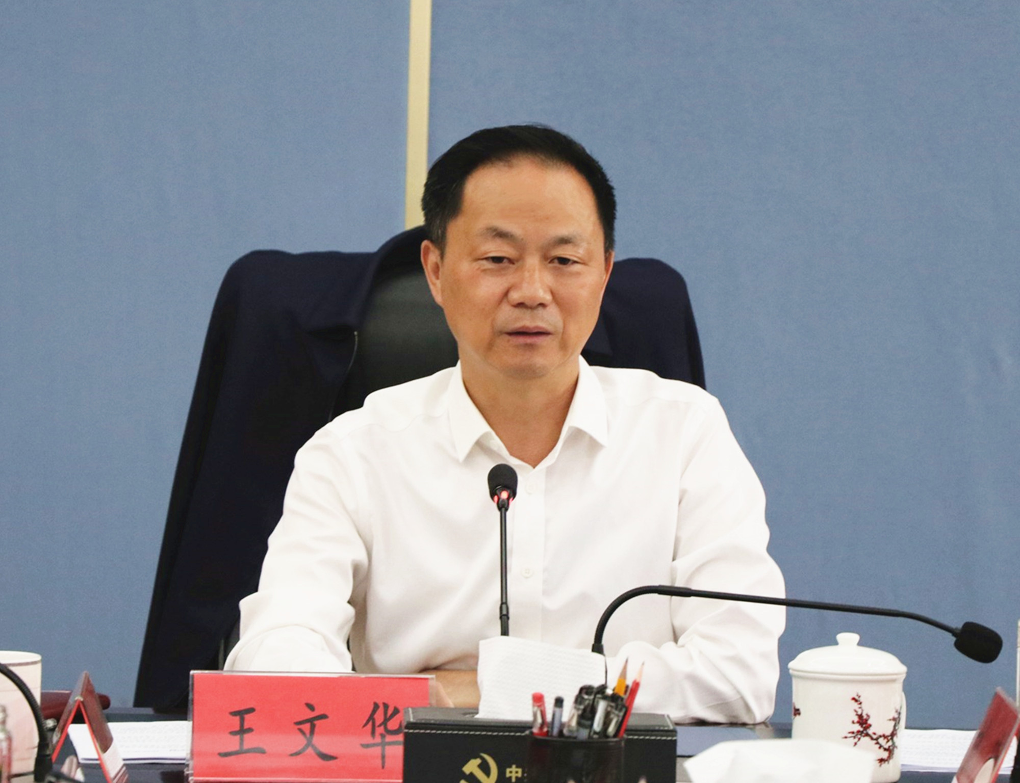 10.25书记市长 市委常委会2_副本.jpg