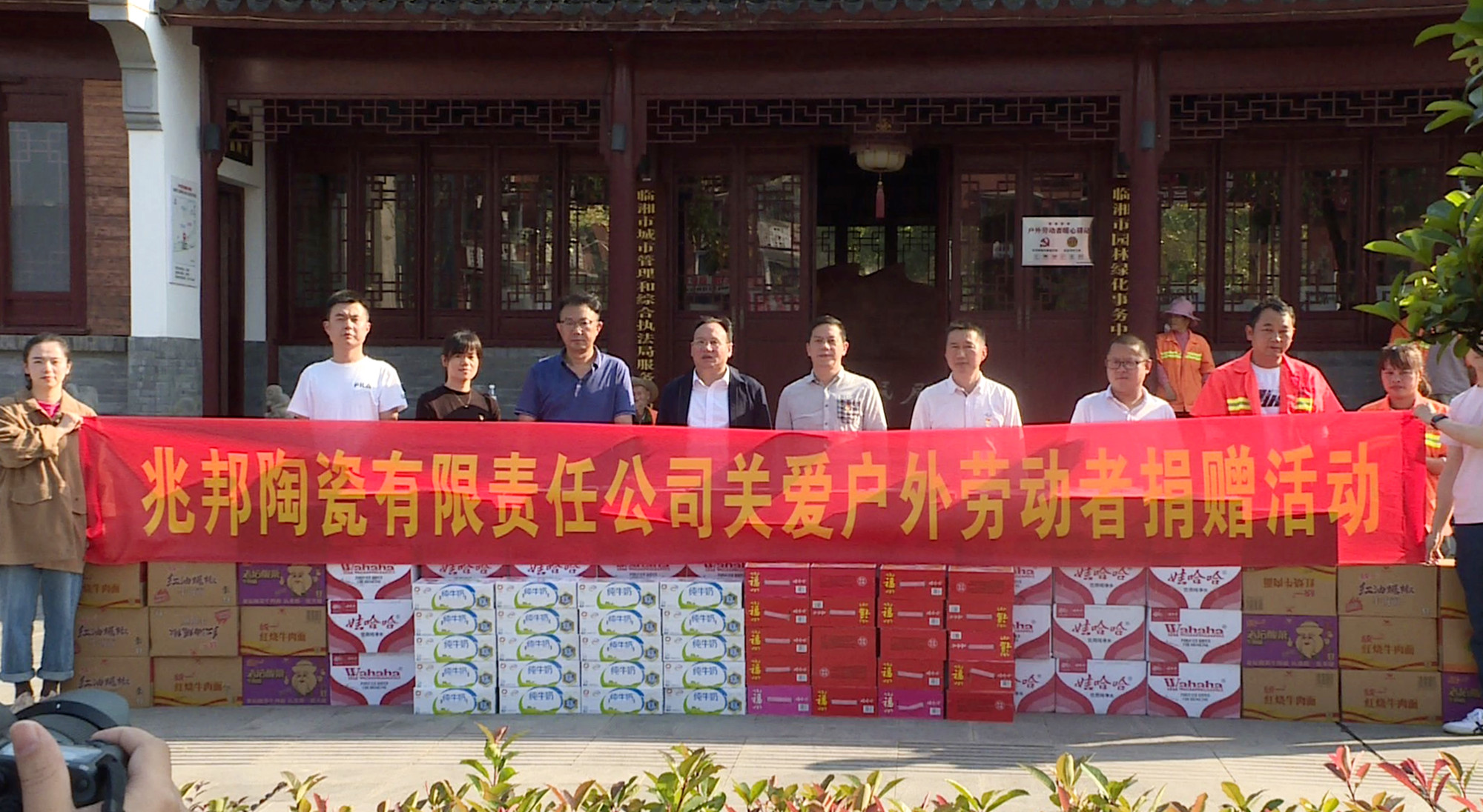 总工会组织企业送物资002_副本.jpg