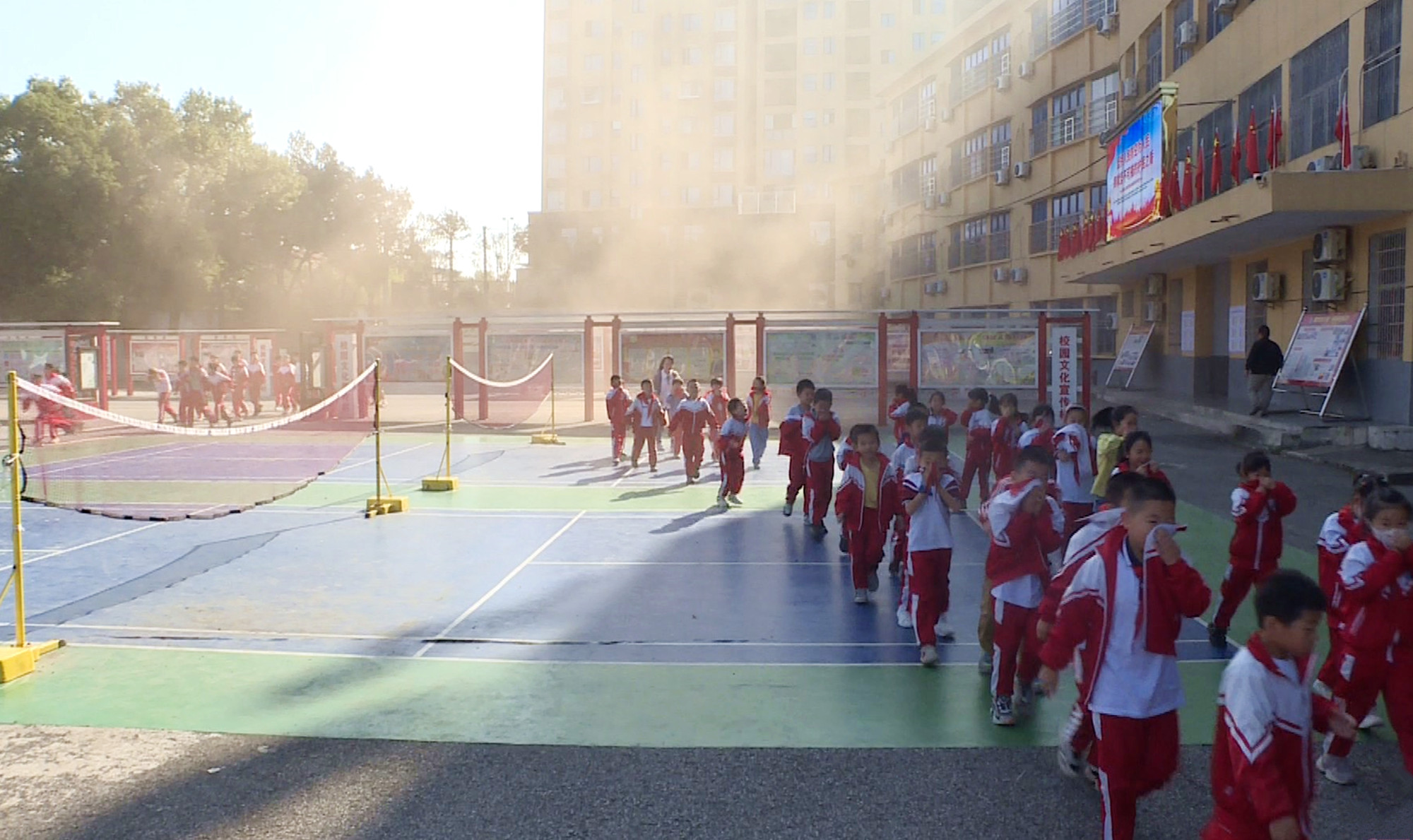 一小防空演练008_副本.jpg 一小防空演练008_副本.jpg