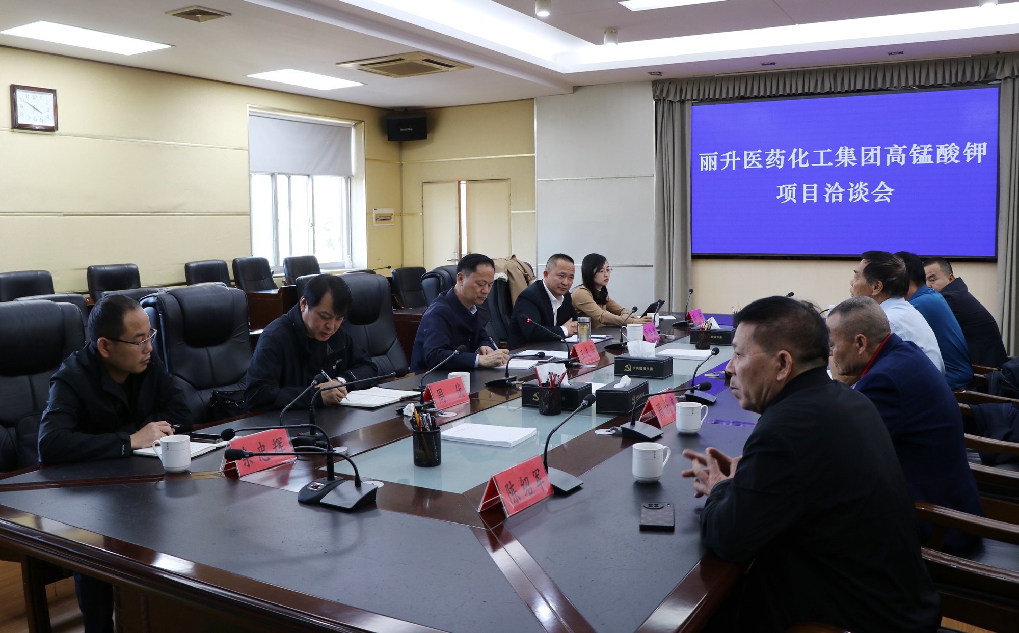 11.7书记与客商洽谈1_副本.jpg 11.7书记与客商洽谈1_副本.jpg