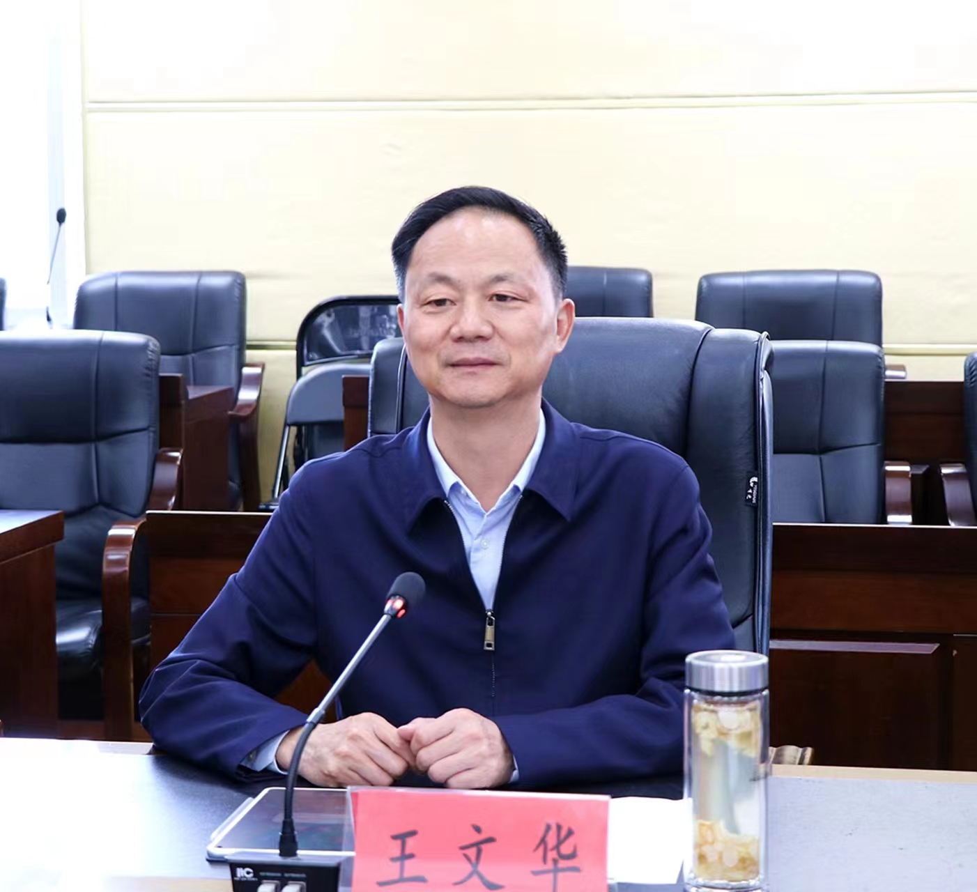 11.7书记与客商洽谈_副本.jpg 11.7书记与客商洽谈_副本.jpg