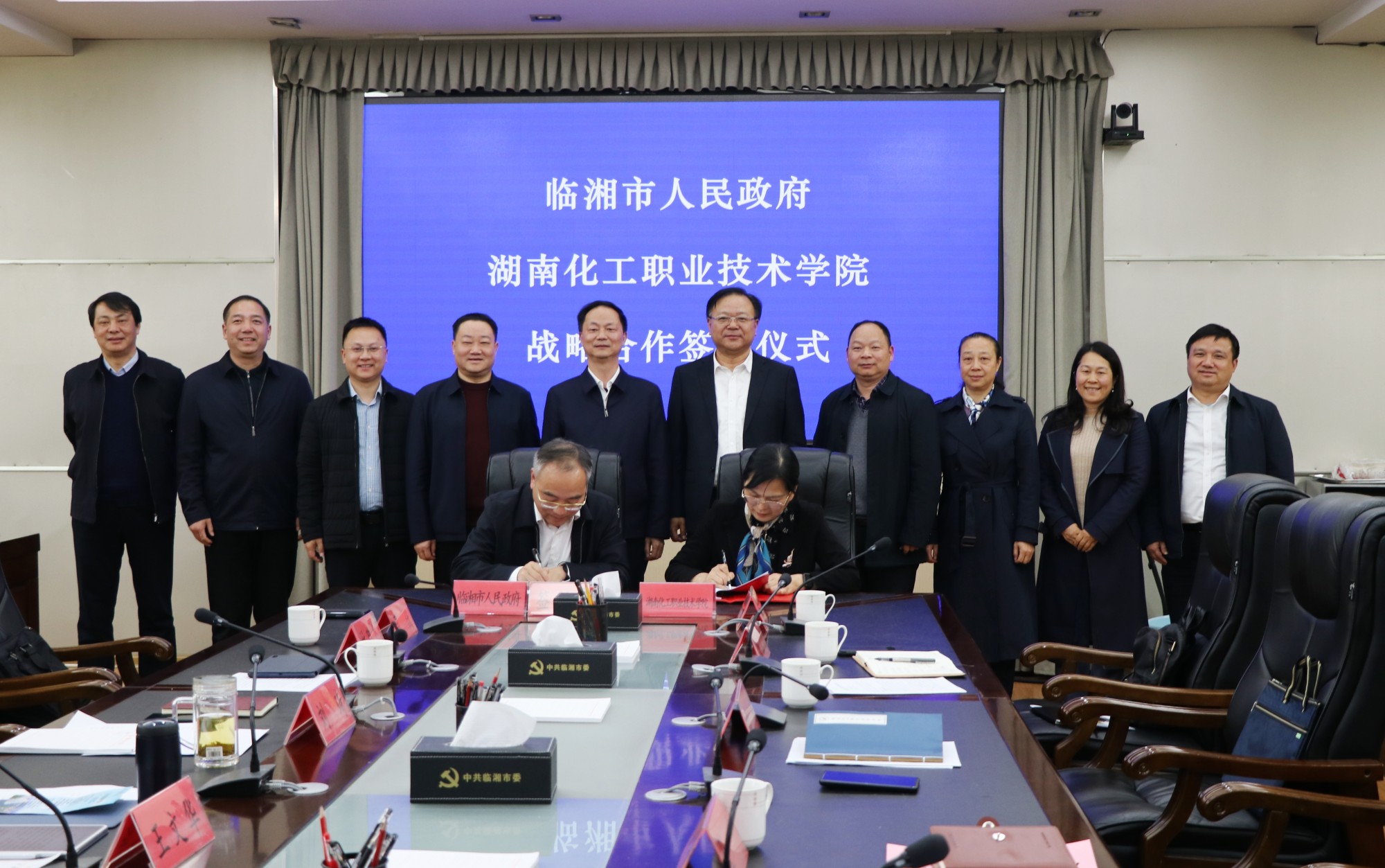 书记签约.jpg1.jpg 书记签约.jpg1.jpg