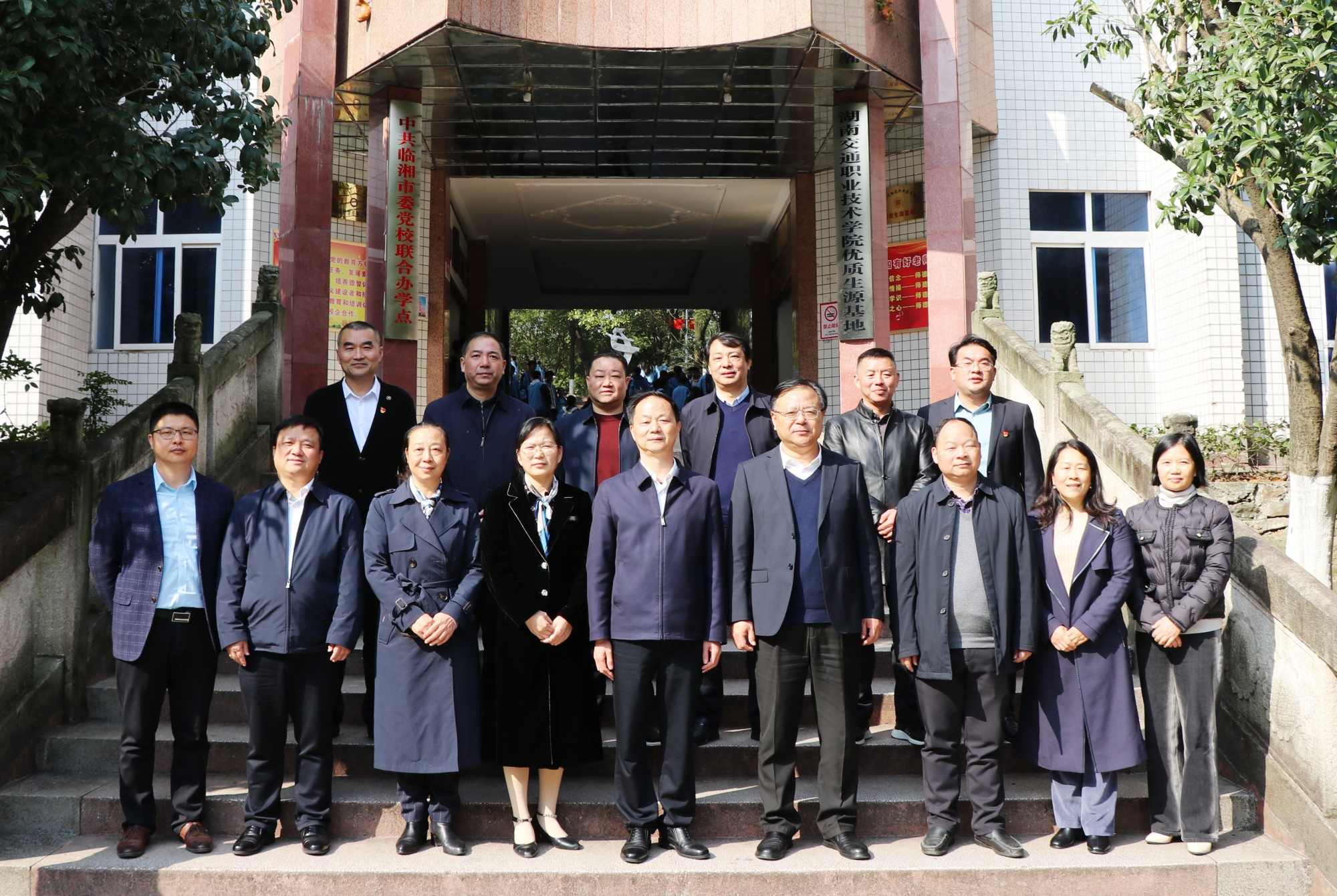 书记签约.jpg 书记签约.jpg