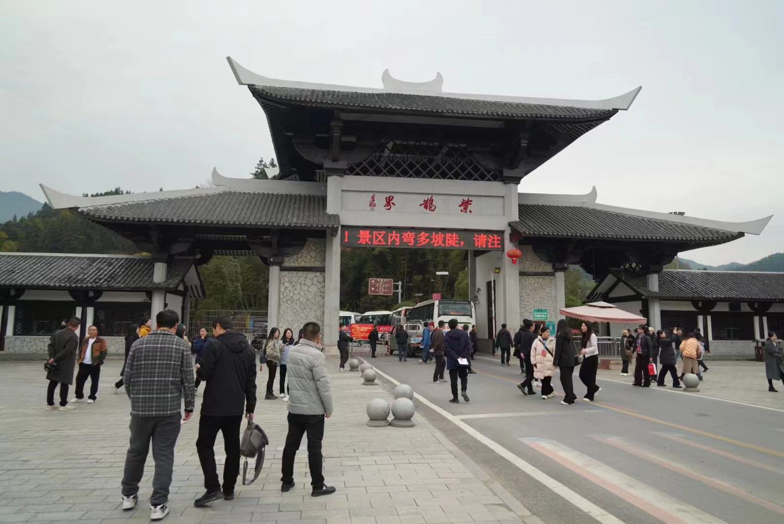 梯田溯渠江全省新闻战线青年编辑记者代表采风采访团走进紫鹊界渠江源