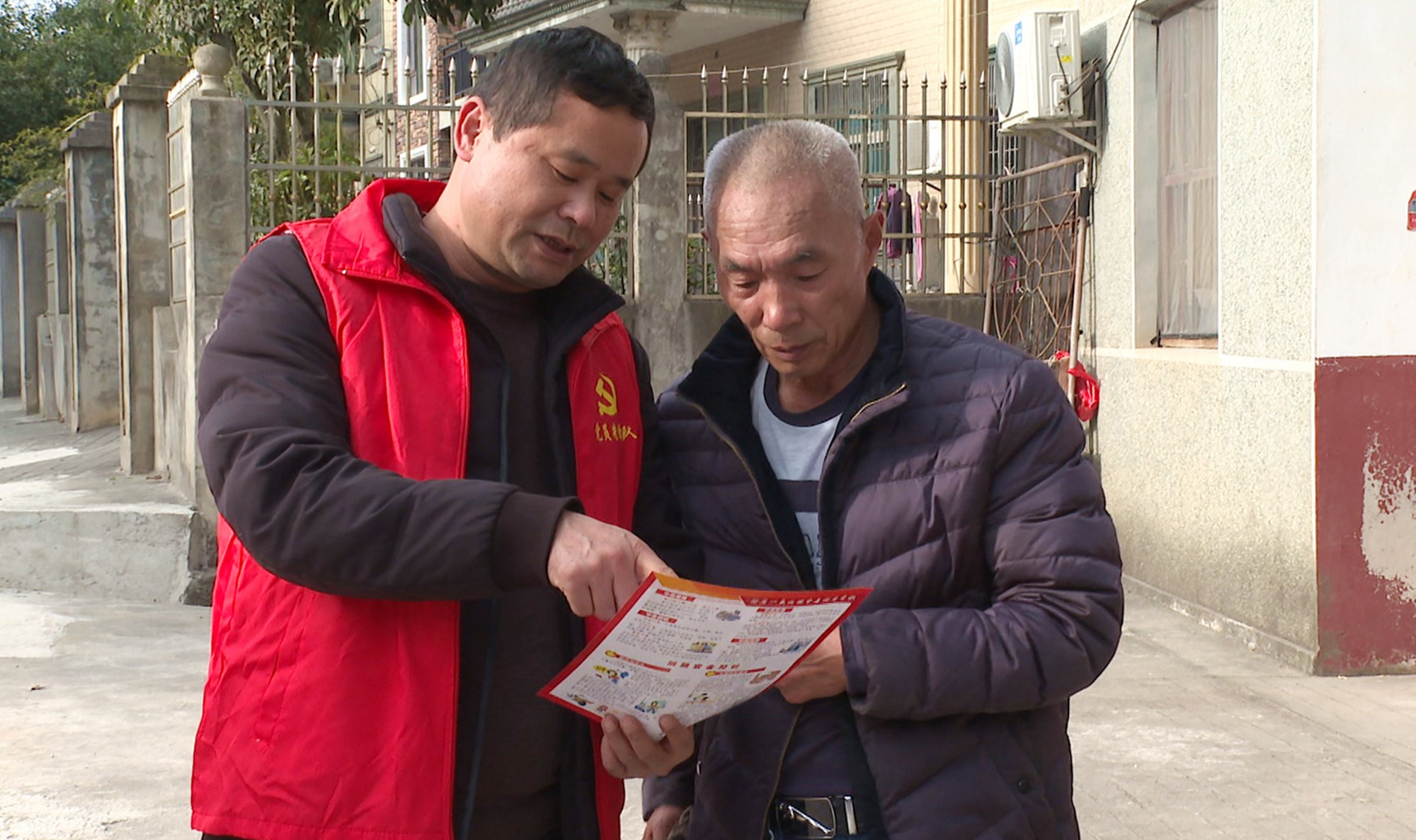 忠防党员志愿者宣传安全知识005_副本.jpg 忠防党员志愿者宣传安全知识005_副本.jpg