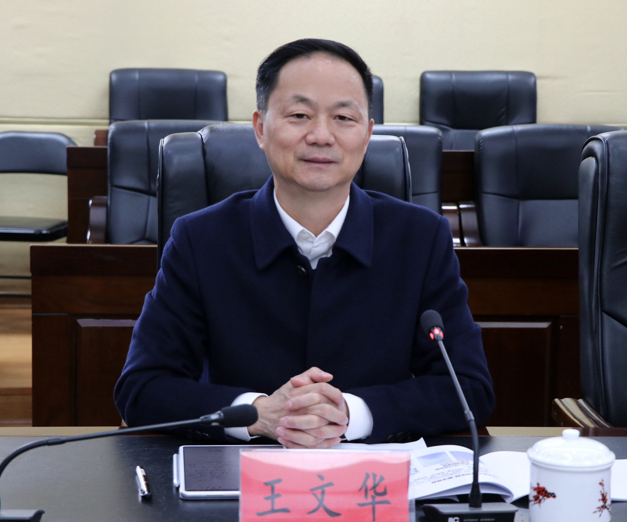 12.12书记与客商洽谈1_副本.jpg 12.12书记与客商洽谈1_副本.jpg