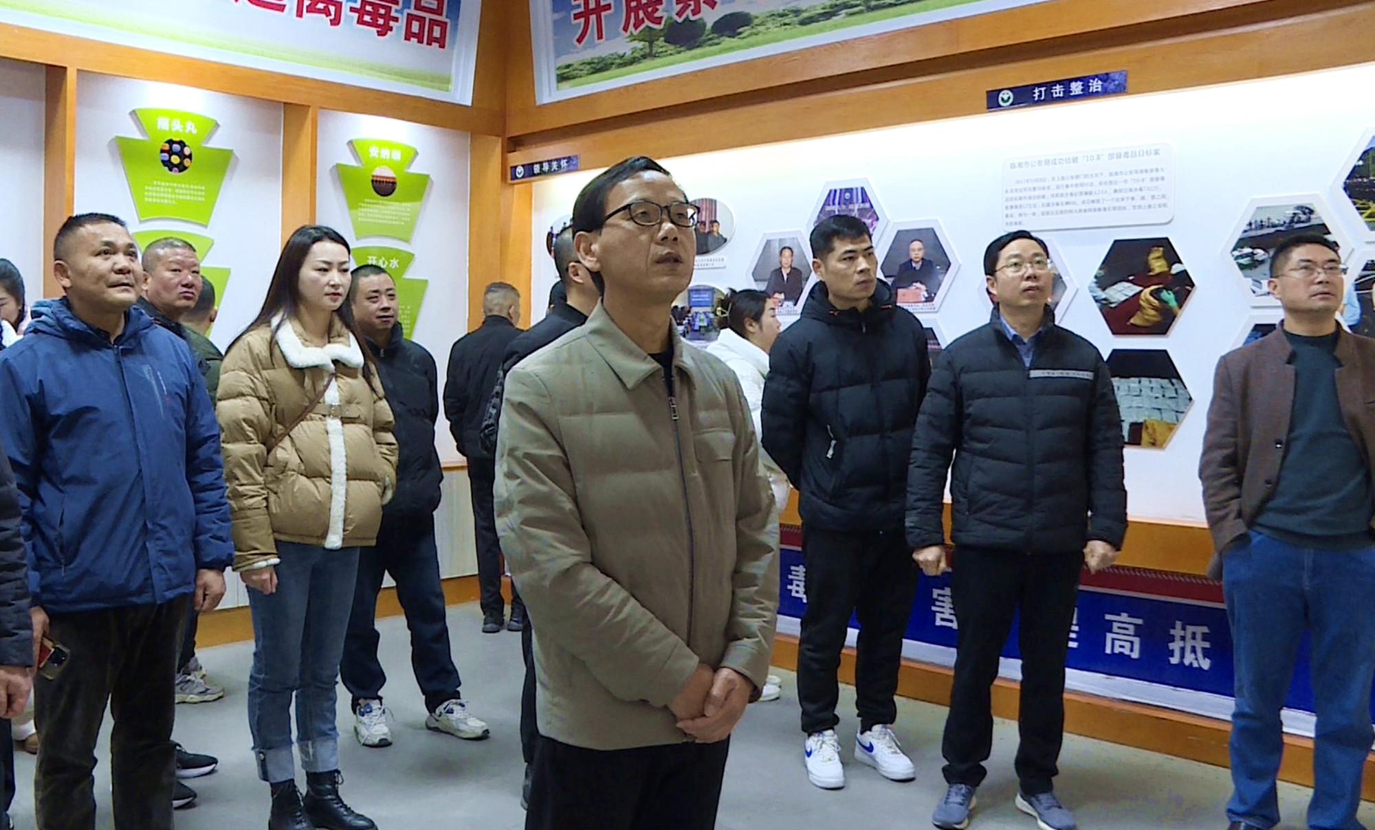 参观禁毒基地002_副本.jpg 参观禁毒基地002_副本.jpg