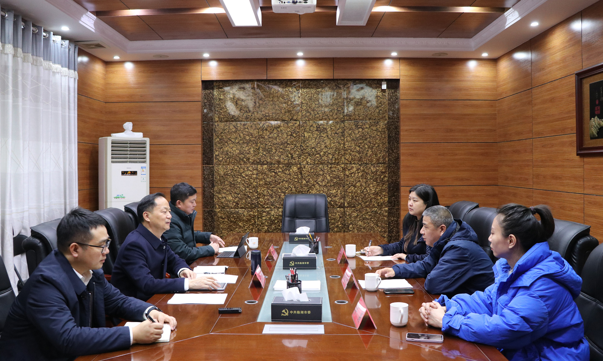 12.14书记与客商洽谈_副本.jpg 12.14书记与客商洽谈_副本.jpg