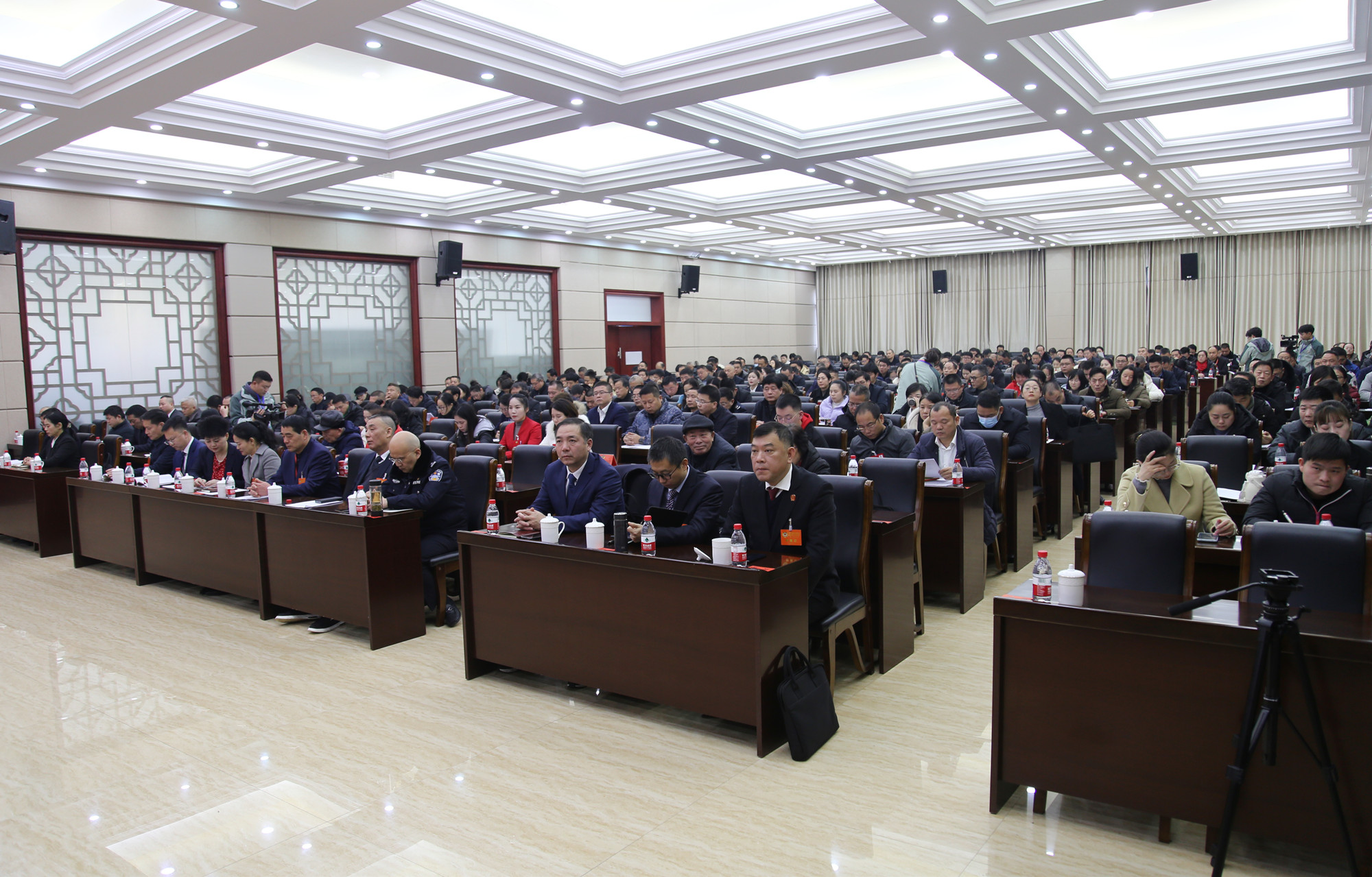 12.21政协闭幕1_副本.jpg 12.21政协闭幕1_副本.jpg