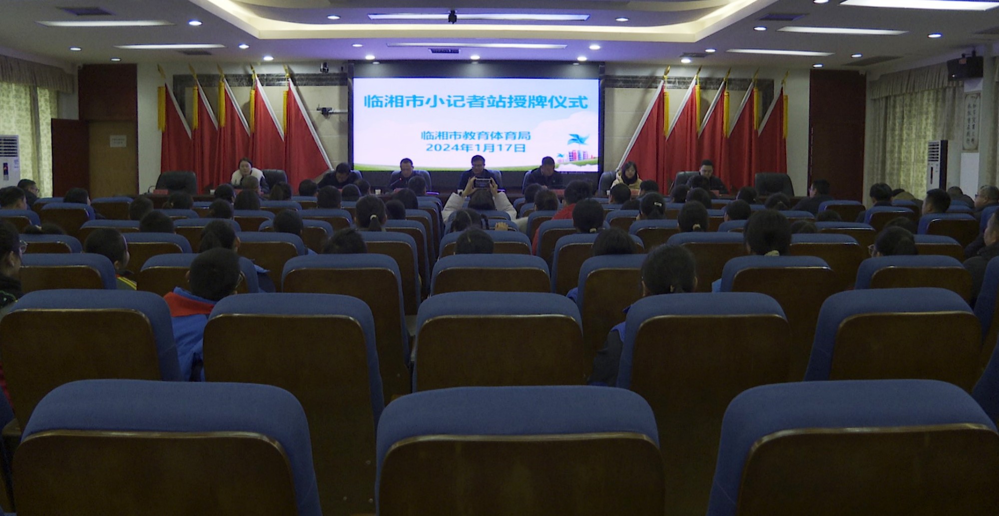 小记者授牌仪式003_副本.jpg 小记者授牌仪式003_副本.jpg