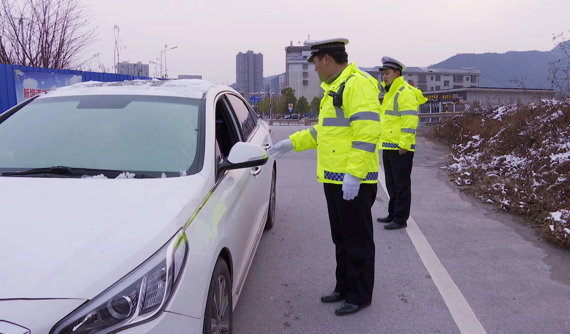 交警_副本.jpg 交警_副本.jpg