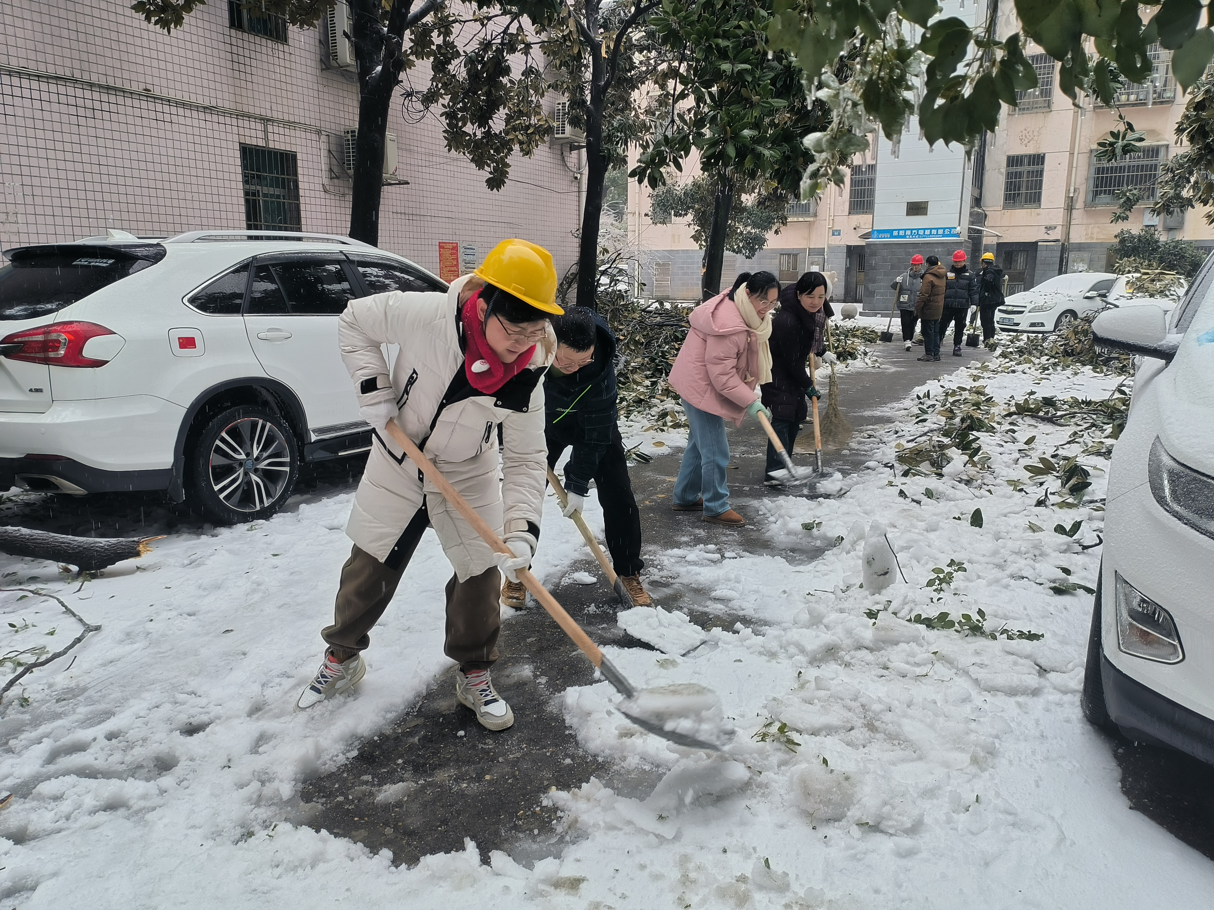 万众铲雪保通行——德胜南路与炮台山沿线铲雪除障的医保志愿者剪影