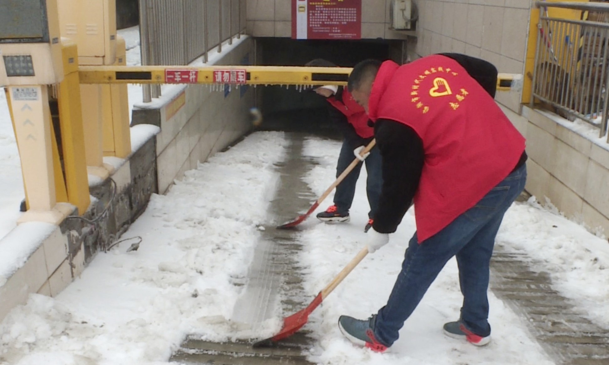 志愿者铲雪007_副本.jpg