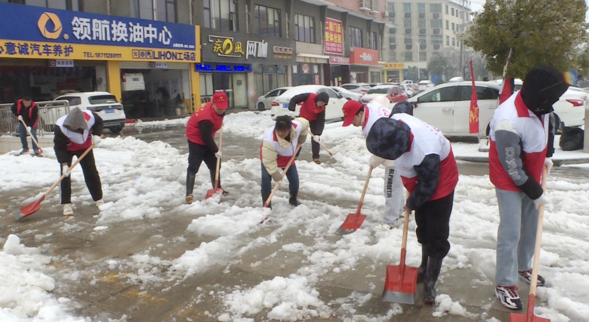 志愿者铲雪005_副本.jpg