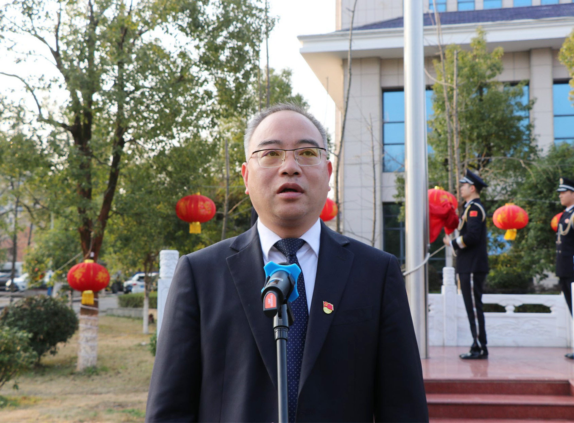 2.18书记市长 新春升旗仪式11_副本.jpg
