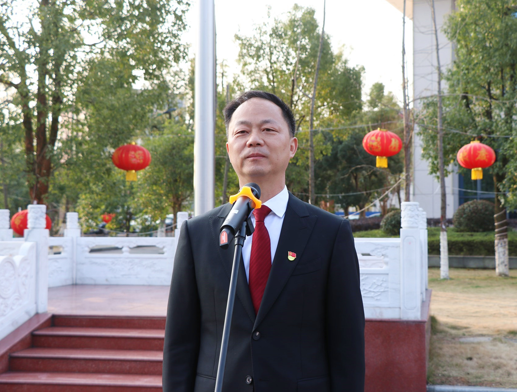 2.18书记市长 新春升旗仪式3_副本.jpg