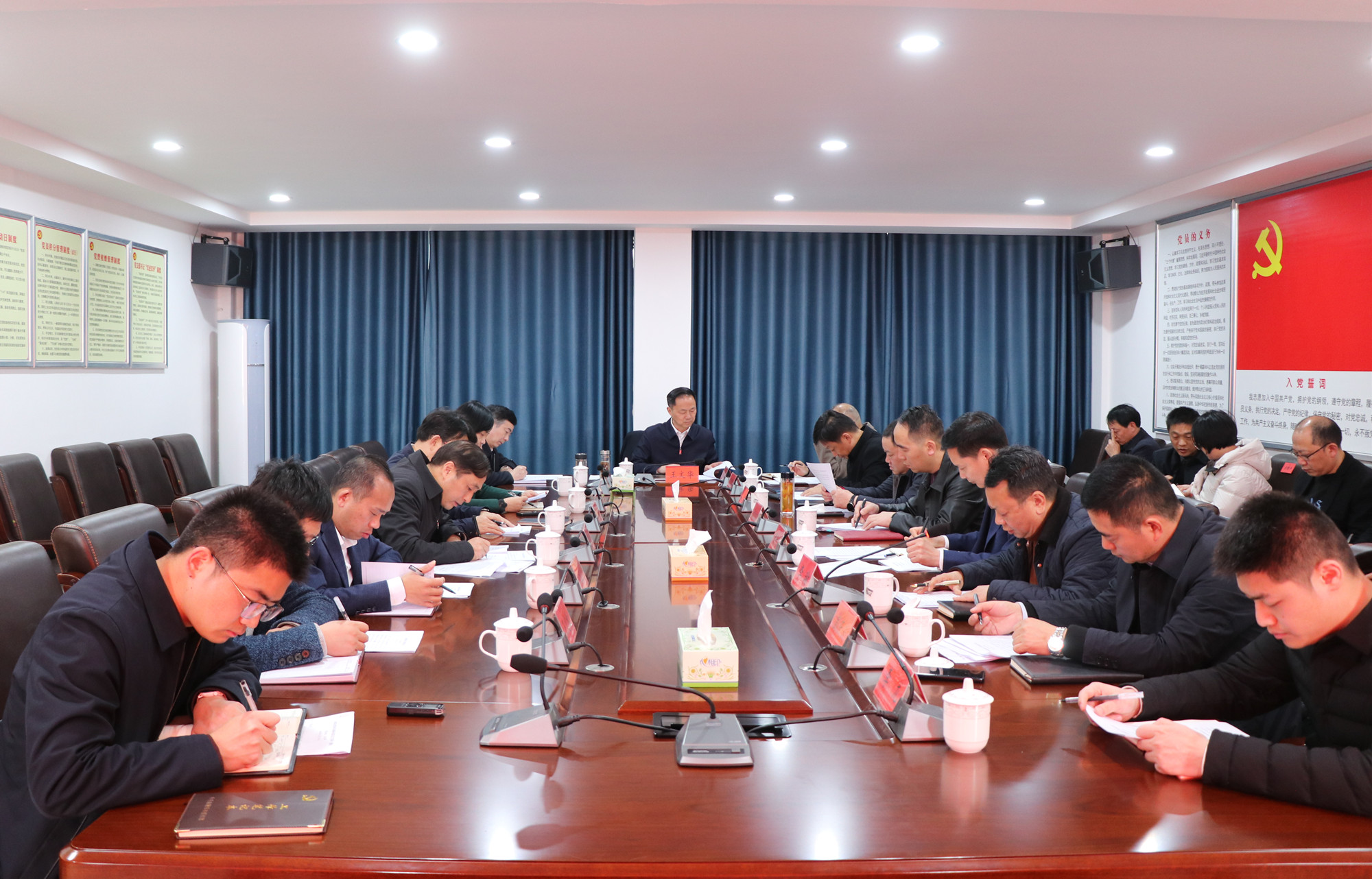 2.19书记 常委会组成人员调研农业农村工作_副本.jpg