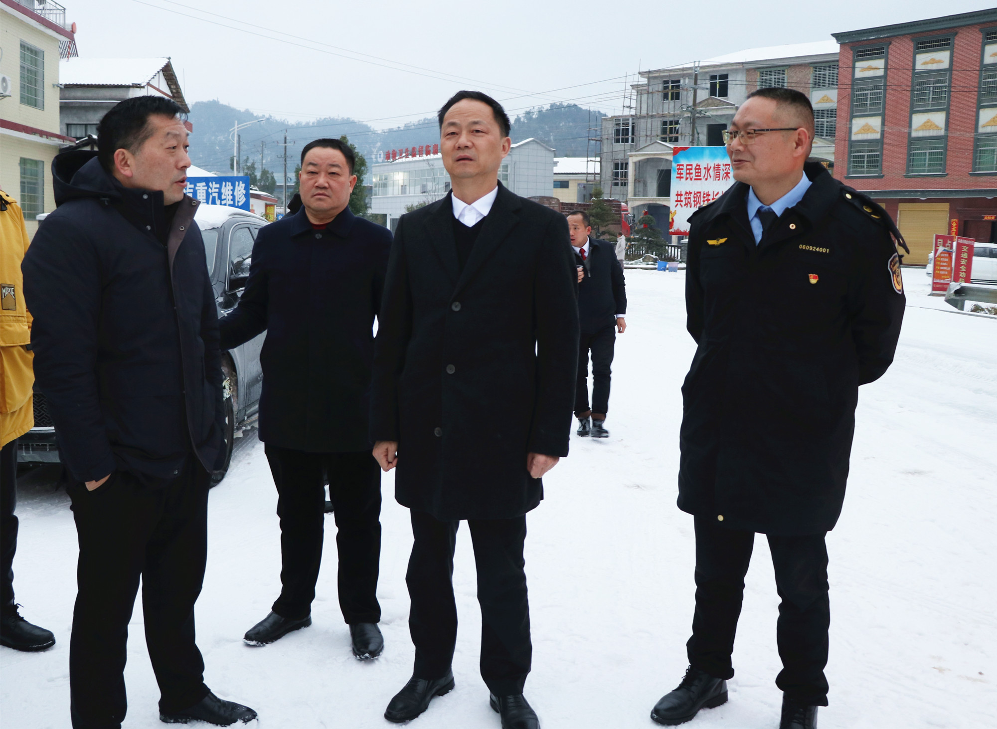 2.22书记 督导冰冻雨雪1_副本.jpg