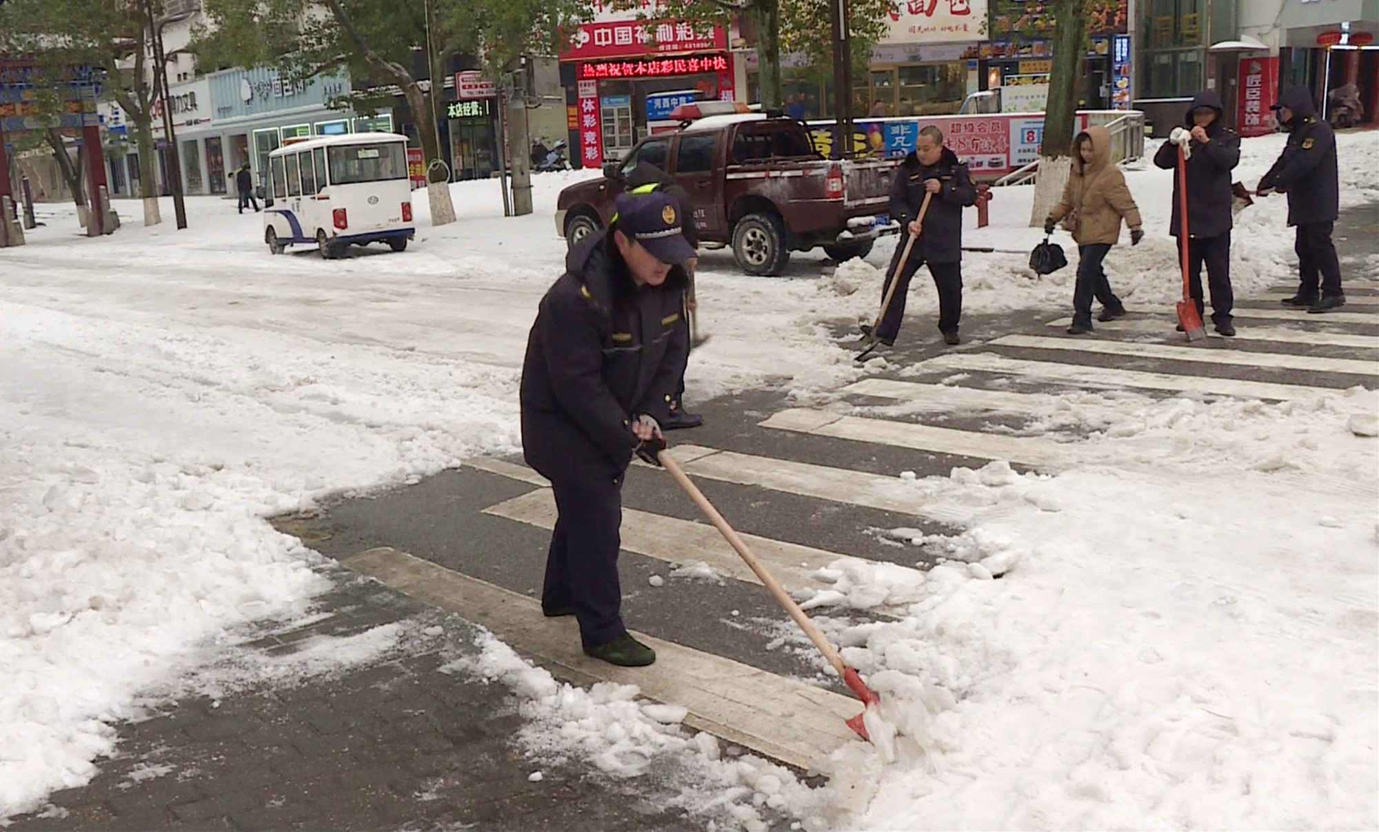 城管除雪011_副本.jpg 城管除雪011_副本.jpg