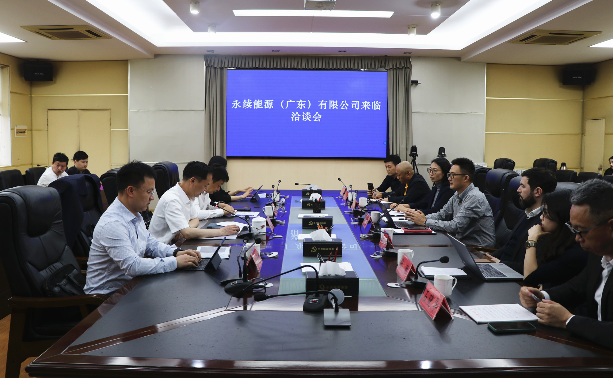 4.19书记与客商洽谈()永续能源1_副本.jpg 4.19书记与客商洽谈()永续能源1_副本.jpg